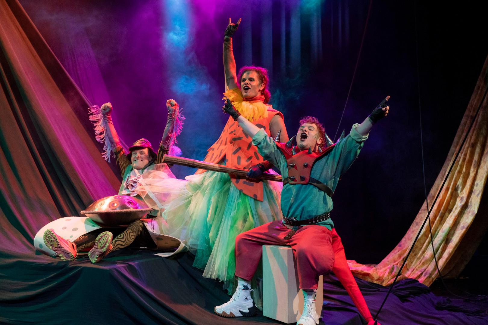 Fordernd, poetisch und fantasievoll: „T-Rex, bist du traurig?“ von Fayer Koch in einer Inszenierung von Tamó Gvenetadze am Theater Gießen.