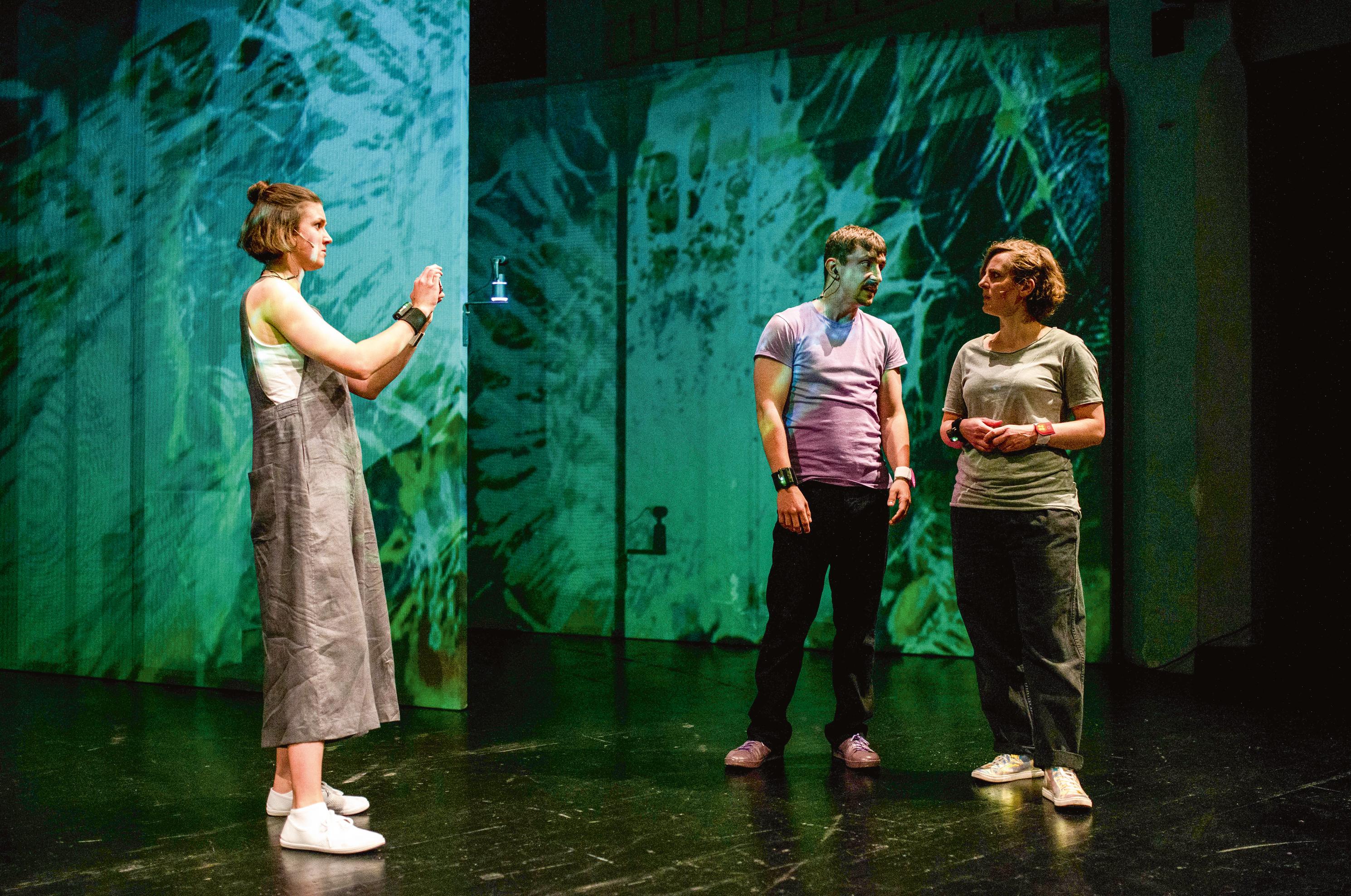 Vera Hannah Schmidtke, Philipp Steinheuser und Sophie Pompe in „Der Mensch ist ein Anderer" von den CyberRäubern am Jungen Staatstheater Wiesbaden.