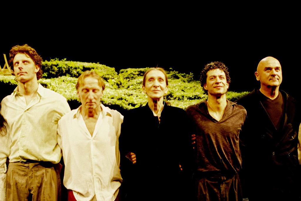Pina bausch with her dancers at the Wiesenland show