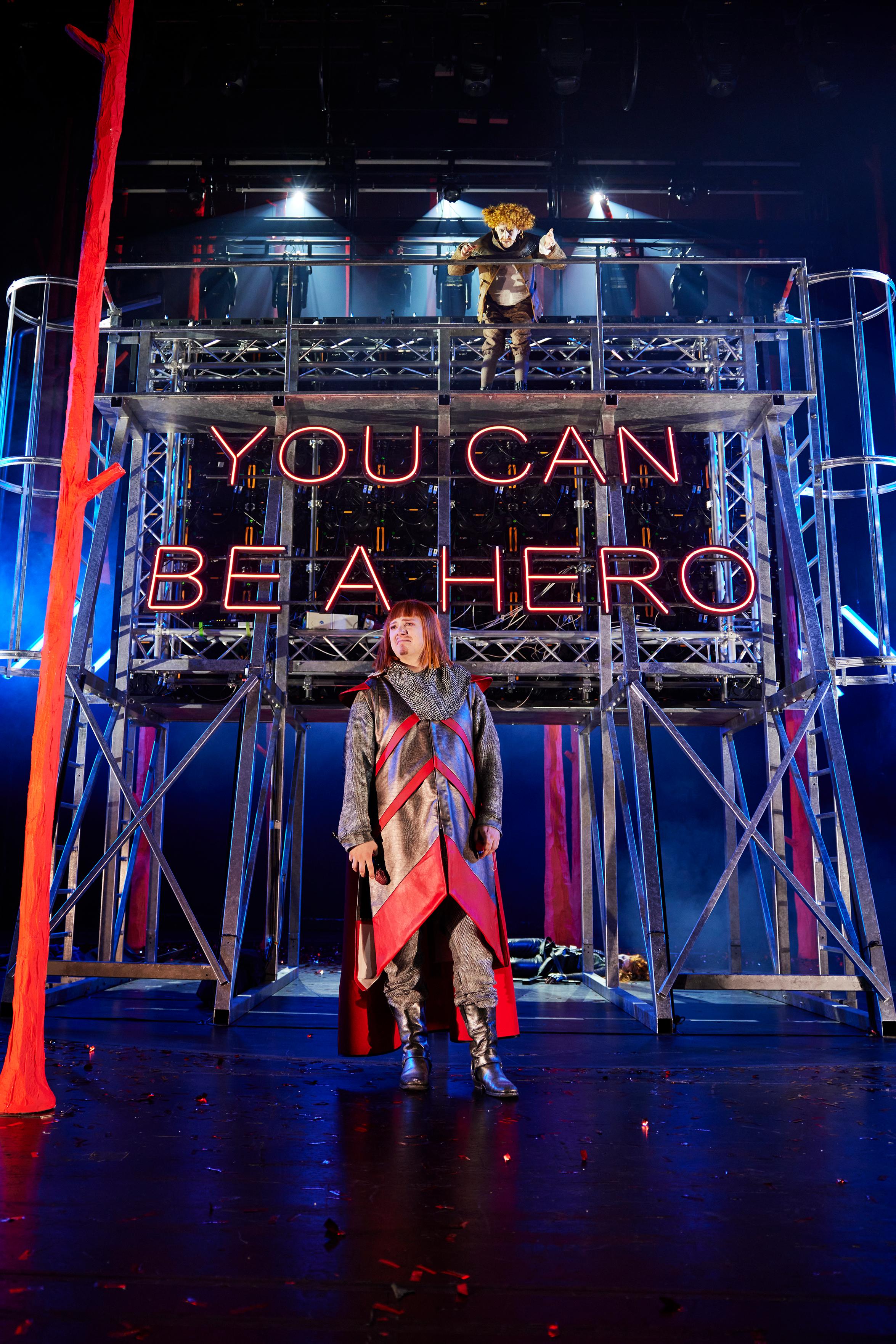 Ist er ein zeitgemäßer Held? Nicolas Frederick Djuren als Parzival im gleichnamigen Schauspiel am Schauspiel Nürnberg.