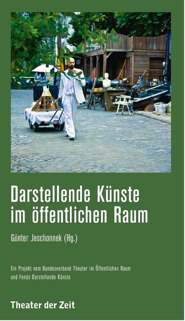 Ein Buchcover, darauf ein kahlköpfiger, bärtiger Mann in weißem Anzug zieht über Kopfsteinpflaster einen Wagen mit Spitzendecke und Holzgestell; dahinter stehen Tische, eine Büste und ein Klappstuhl vor einer Holzhütte.