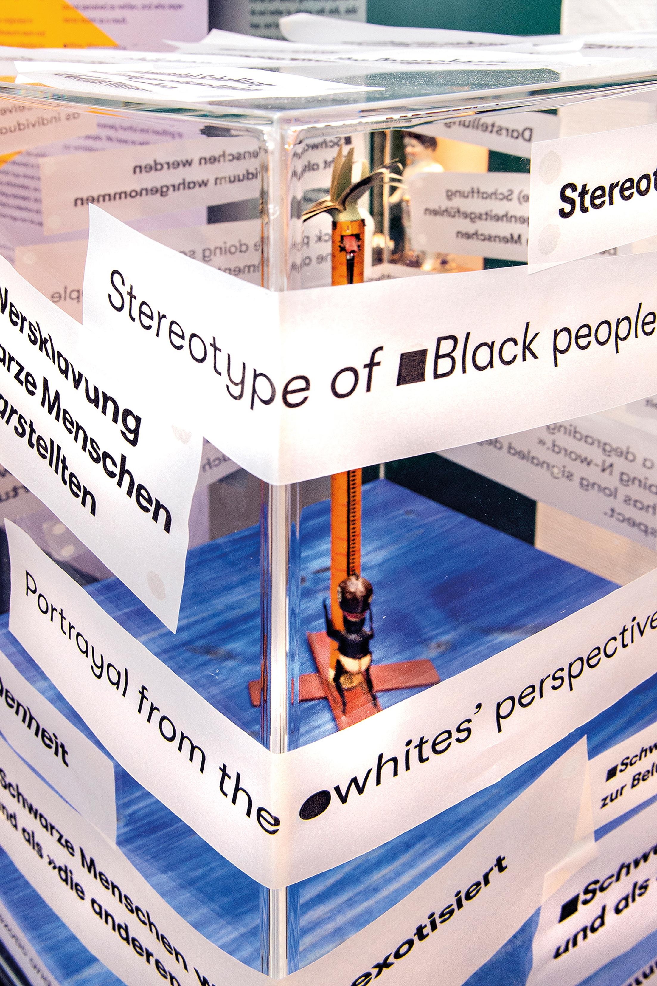 Impression aus der Ausstellung „Spielzeug und Rassismus“. Foto: Spielzeugmuseum Nürnberg / Rudi Ott