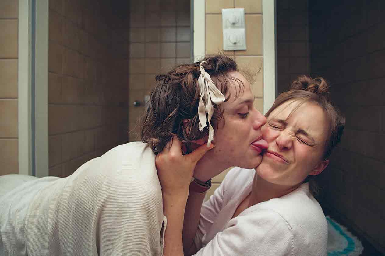 Hundsch Pepsi (Simon Steinhorst, links) und Wahl-Frauli Nicola Menckhaus (Rahel Schaber, rechts) mit einer Begrüßungsgeste in Wir Hunde, wie sie auch Zuschauer*innen zuteilwerden konnte, Foto: Erich Goldmann