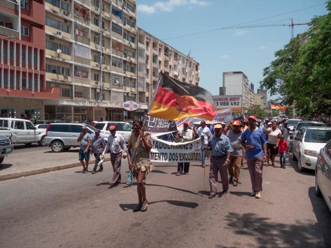 Demonstrationszug ehemaliger mosambikanischer Vertragsarbeiter in der DDR ("Madgermanes") durch Maputo – eine Momentaufnahme der Recherchereise der Costa Compagnie. Foto: Philine von Düszeln / Costa Compagnie