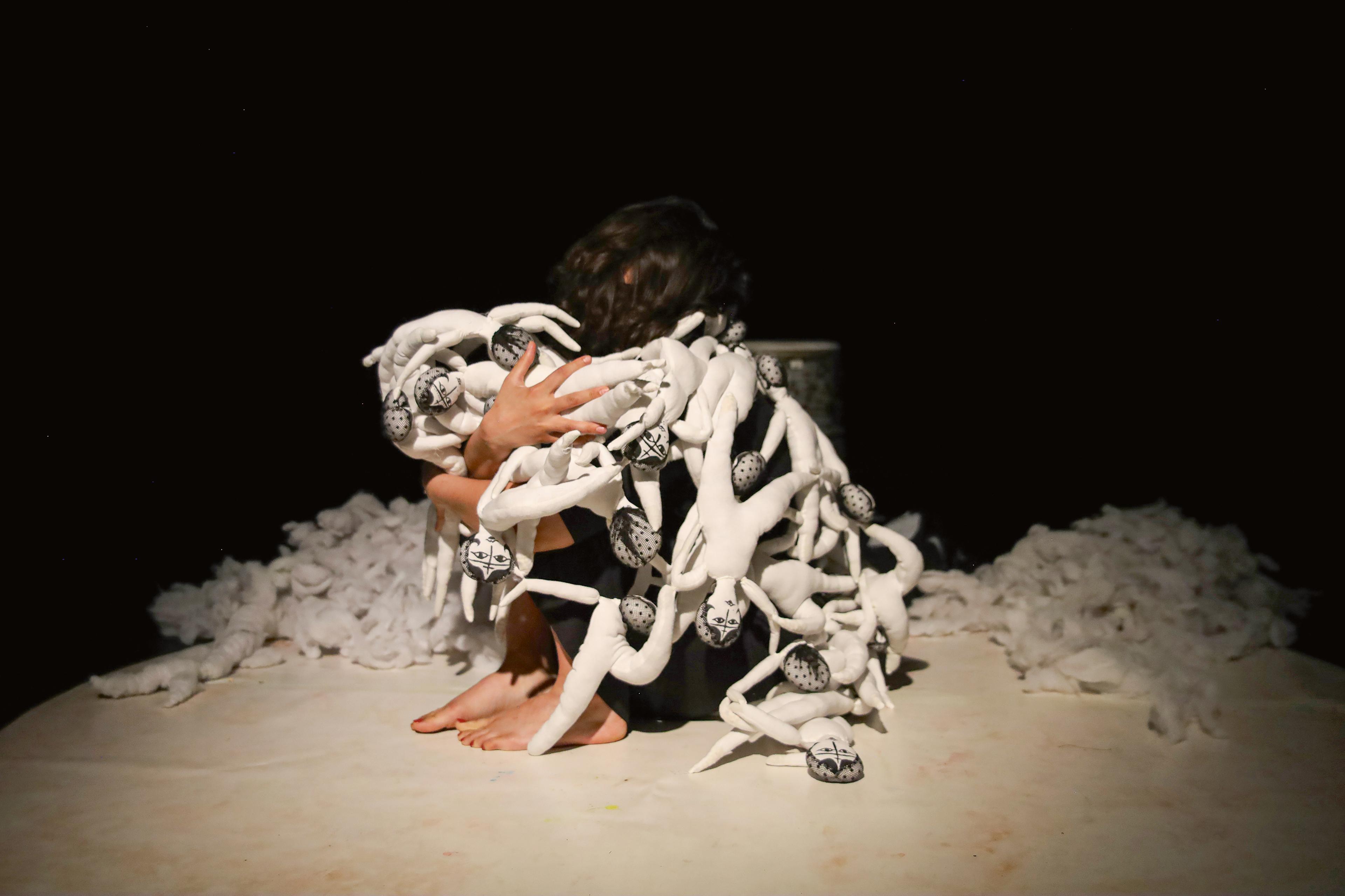 Die Performance »Tiefenrausch« (»L'Ivresse des profondeurs«) von Sayeh Sirvani beim Festival Theater der Dinge an der Schaubude Berlin