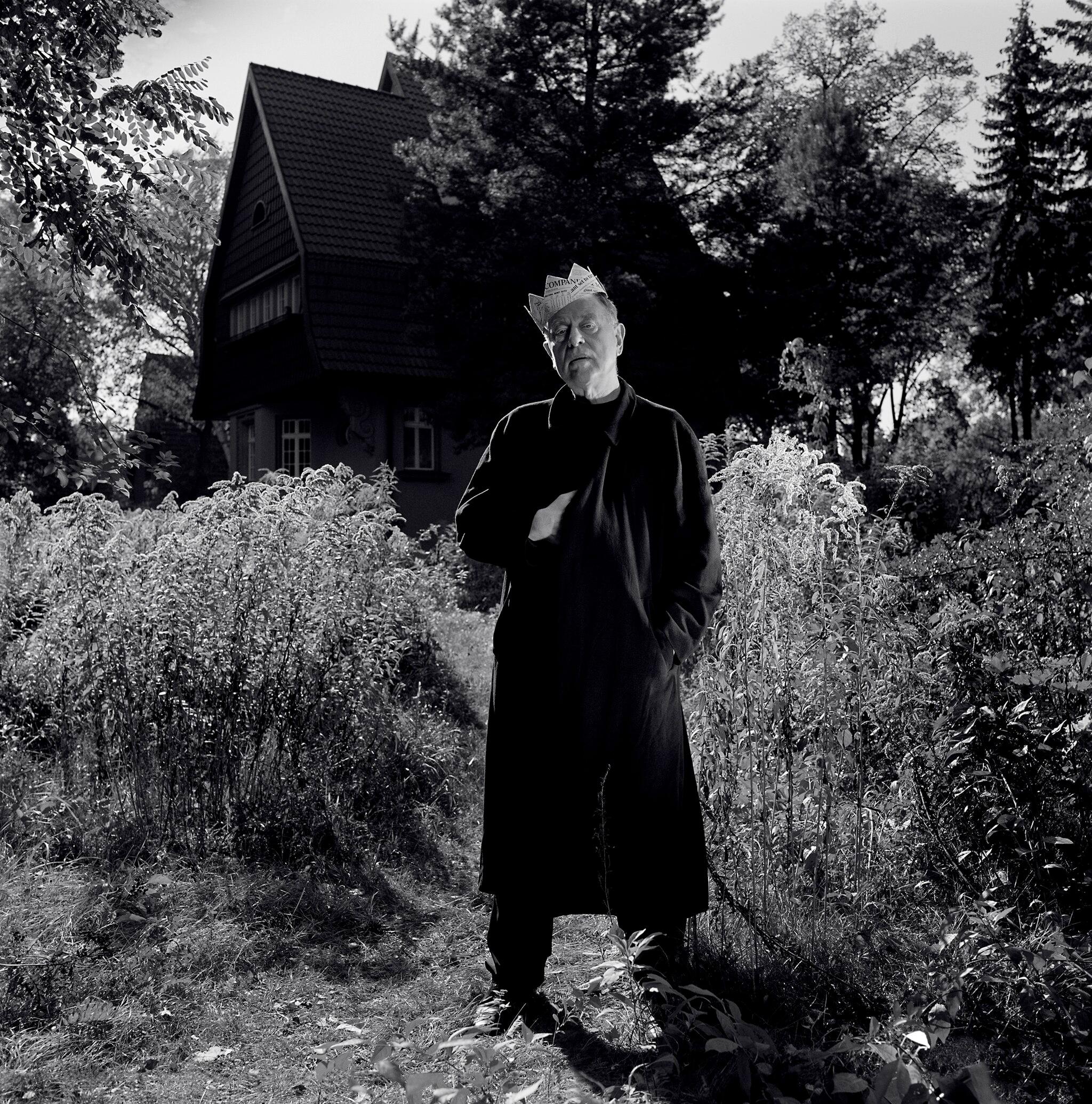 Claus Peymann fotografiert im Garten seiner Villa in Berlin-Köpenick 2004.