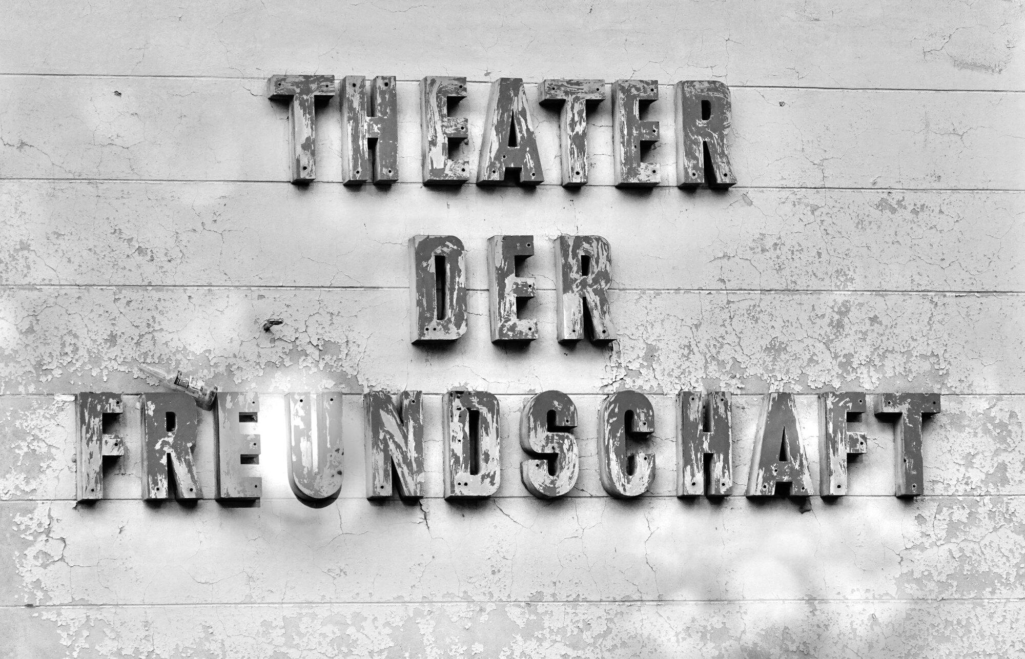 Der verwitterte Schriftzug des Theaters der Freundschaft in Nauen. Der 1955 eröffnete Bau diente vorwiegend als Kino, besaß aber auch eine kleine Bühne für Gastspiele und Konzerte. Er war einer von zahllosen DDR-Kulturbauten, die den Namen Freundschaft trugen; heute ist das Gebäude denkmalgeschützt und steht leer.