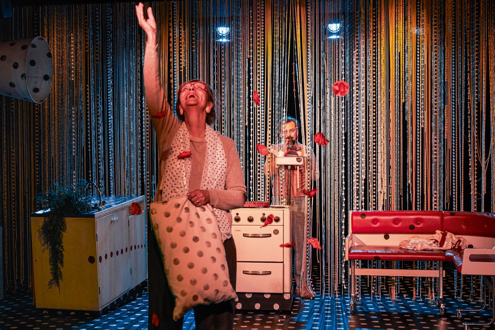 Brigitte Dethier und Sebastian Kempf in „Oma Monika“ am Jungen Ensemble Stuttgart. Foto Alex Wunsch