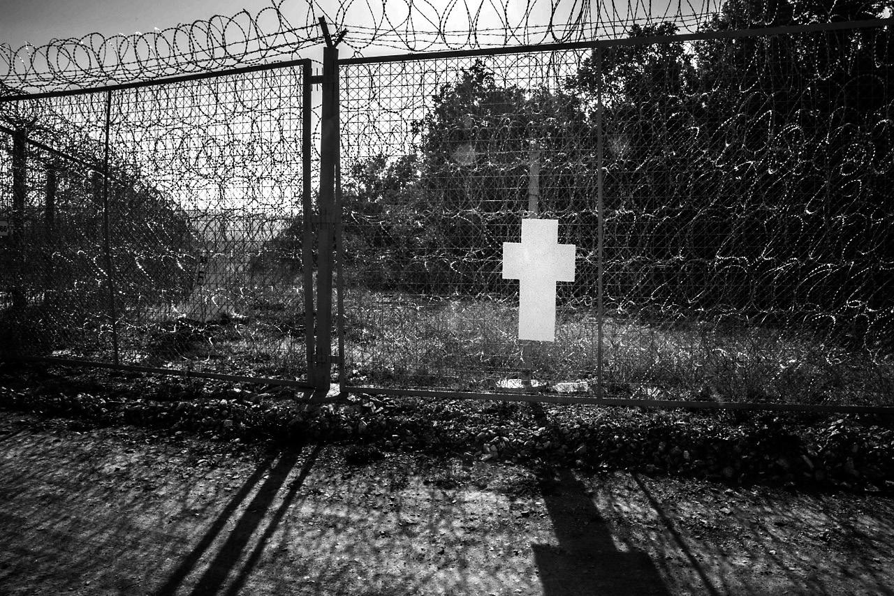  Abb. 1: Replikat eines Weißen Kreuzes an der EU-Außengrenze zu Nordafrika © Zentrum für Politische Schönheit