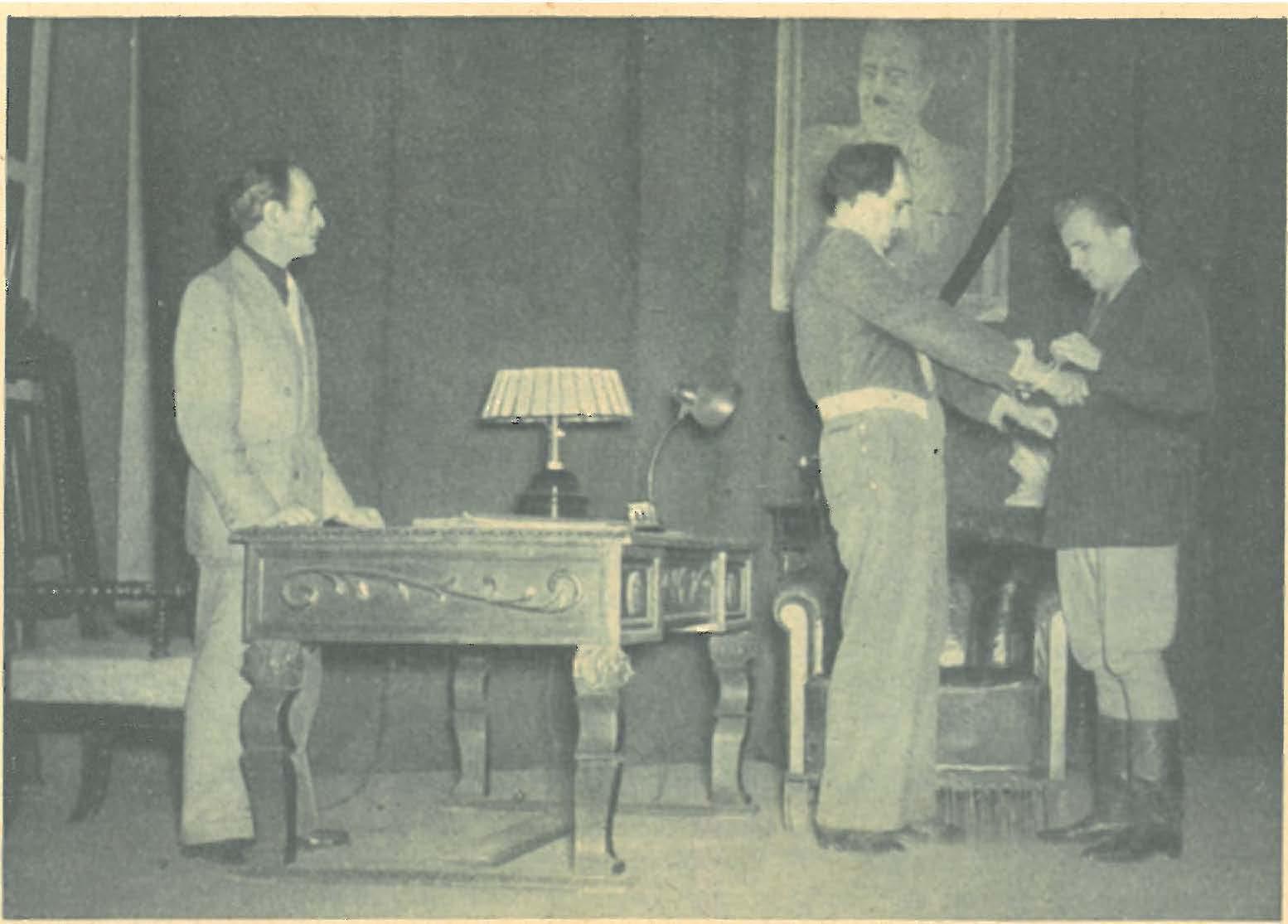 Nach Meiningen brachte als zweite Bühne der DDR das Stadttheater Meißen Burjakowskis Schauspiel Julius Fucik. Unser Bild zeigt eine Szene mit Hanns Schulz, Hannes Döbbelin, der auch Regie führte und Willi Anders.