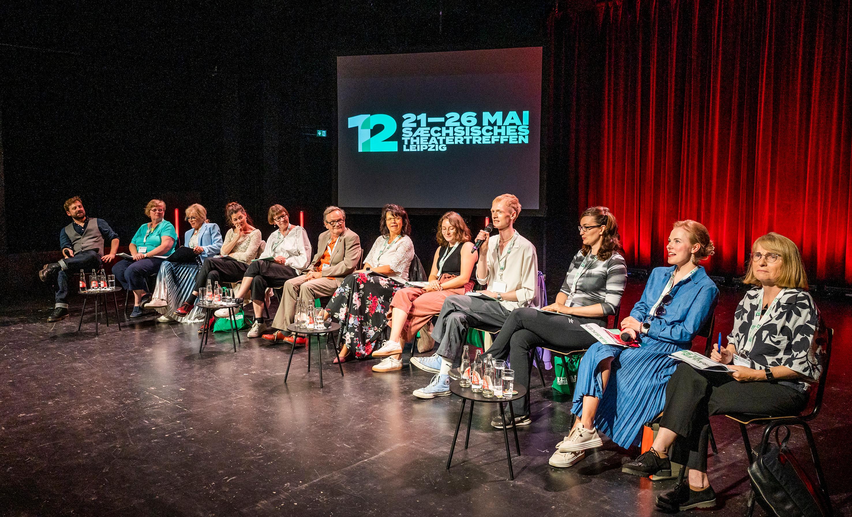 Abschlusspanel mit der Publikumsjury beim 12. Sächsischen Theatertreffen. Foto Rolf Arnold