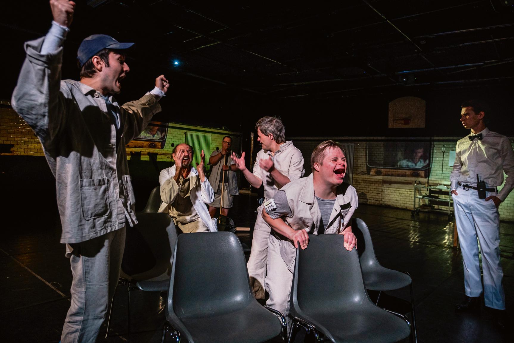Wildes Bühnentreiben: Das Ensemble vom RambaZamba Theater in „Einer flog übers Kuckucksnest“ von Dale Wasserman nach Ken Kesey in der Regie von Leander Haußmann.