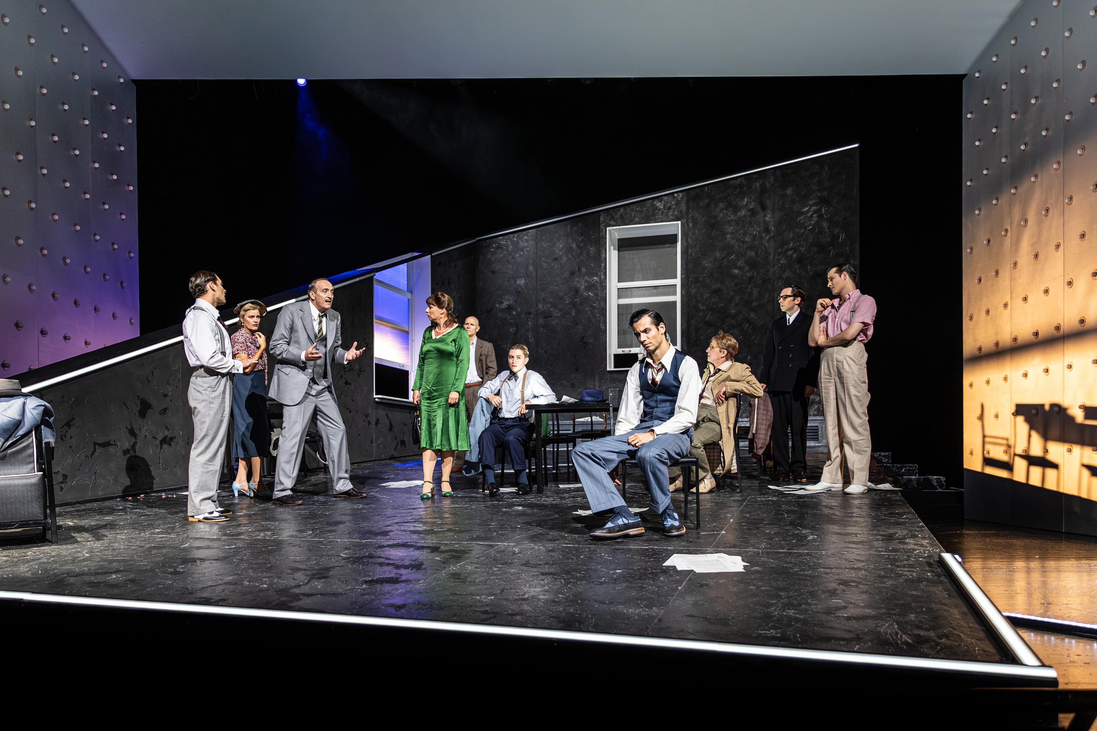 Gruppendynamik unter zwölf Geschworenen: Szene aus „Ende einer Verhandung“ am Staatstheater Meiningen. Foto Christina Iber
