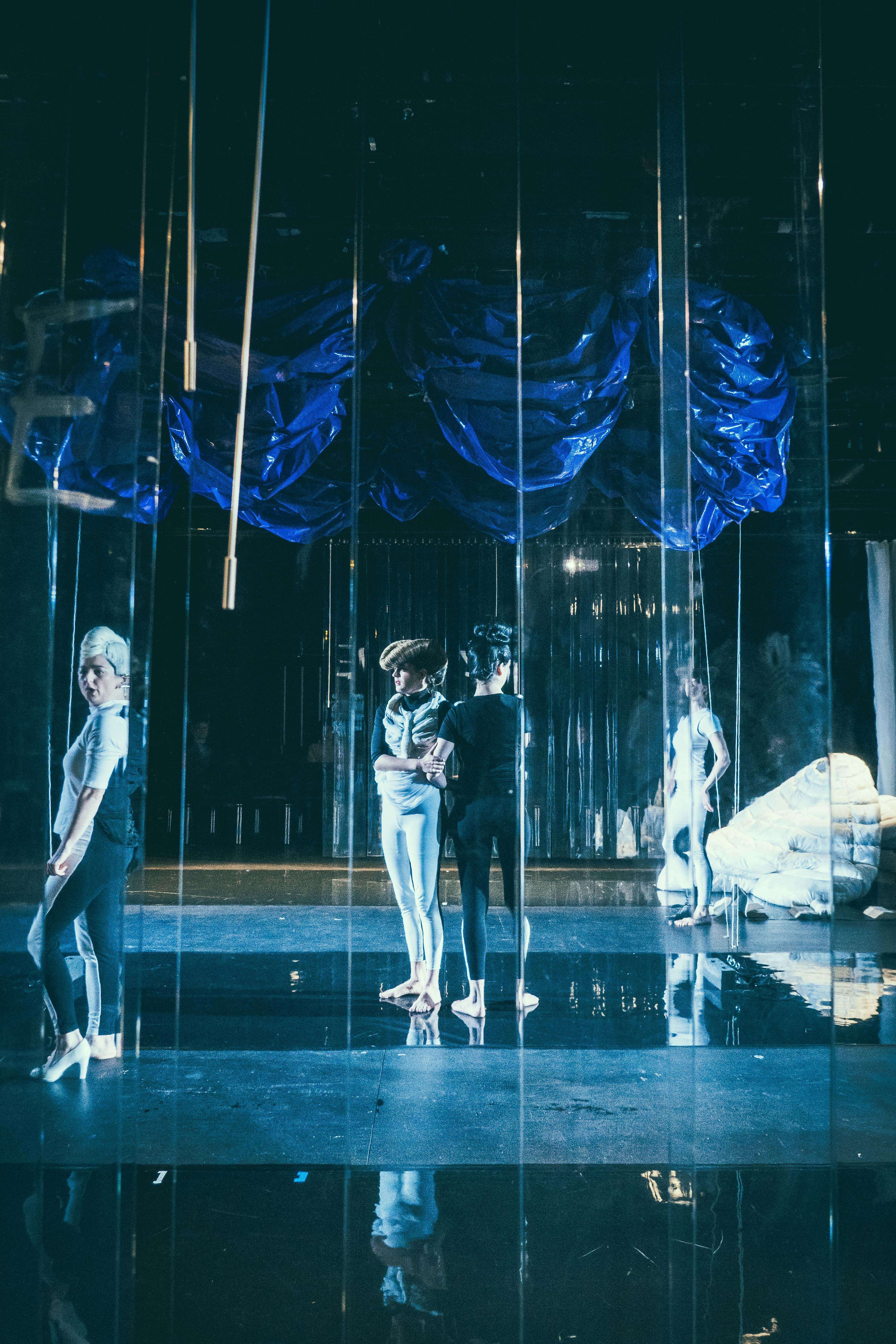 Lisa Natalie Arnold, Annalena Haering, Emilia Reichenbach und Nora Quest in der Uraufführung von „Milch und Schuld“ in der Regie von Sarah Franke am Staatstheater Kassel. Foto Sylwester Pawliczek