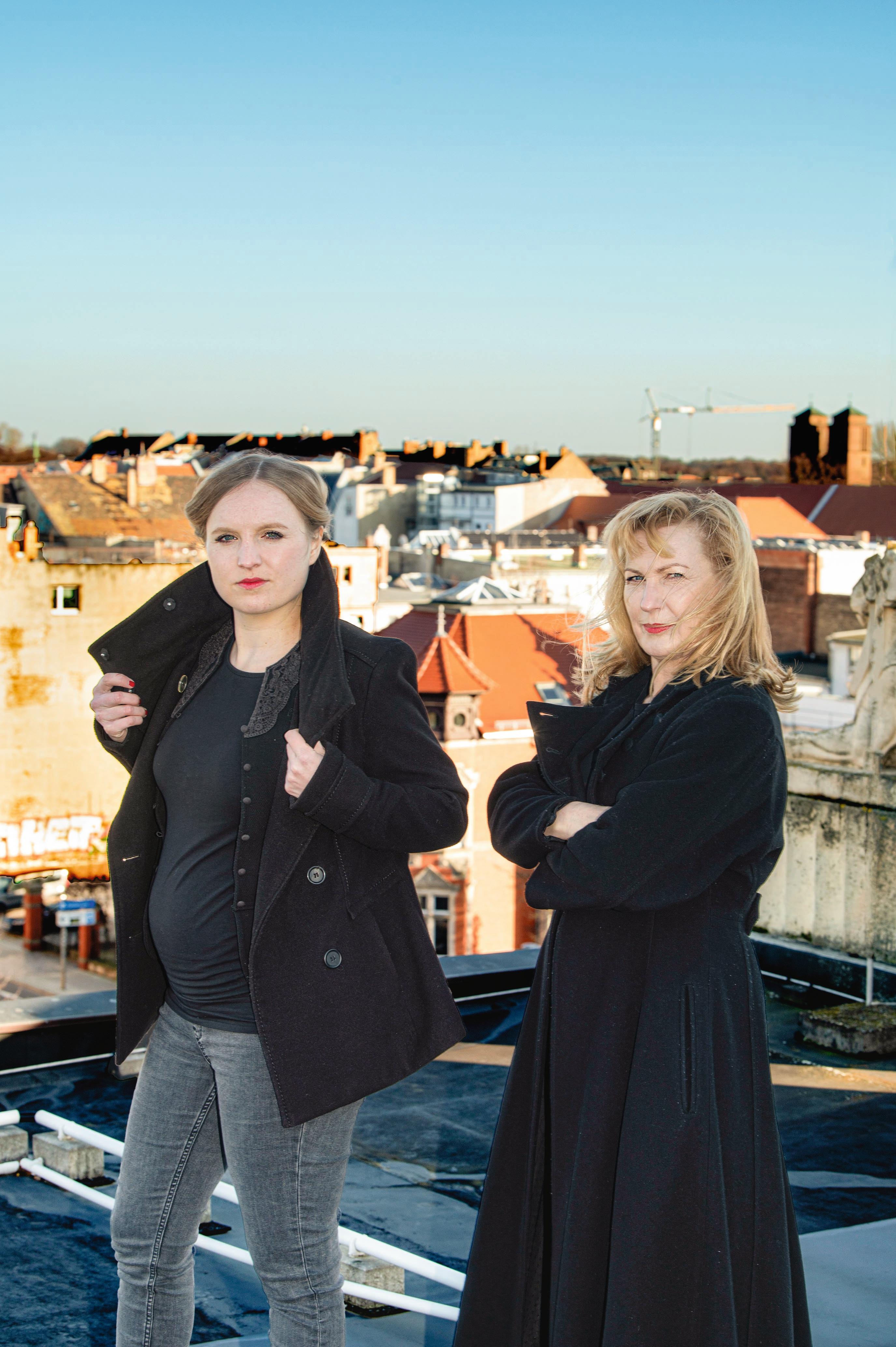 Auf dem Dach des Großen Hauses: Lucie Luise Thiede (links) und Susann Thiede, Schauspielerinnen am Staatstheater Cottbus. Foto Marlies Kross