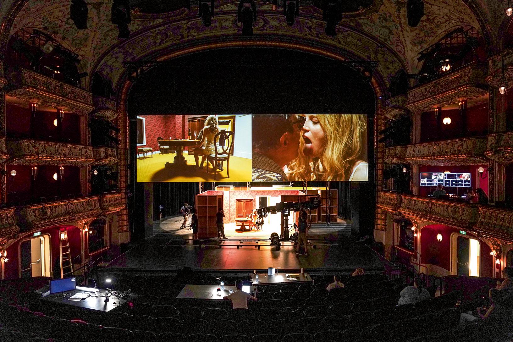 Splatter und Splitter auf der Drehbühne „NV / NIGHT VATER / VIENNA“ von und mit Paul McCarthy und Lilith Stangenberg am Wiener Volkstheater. Foto Paul McCarthy. Courtesy the artist and Hauser & Wirth. Photos Ryan Chin and Alex Stevens