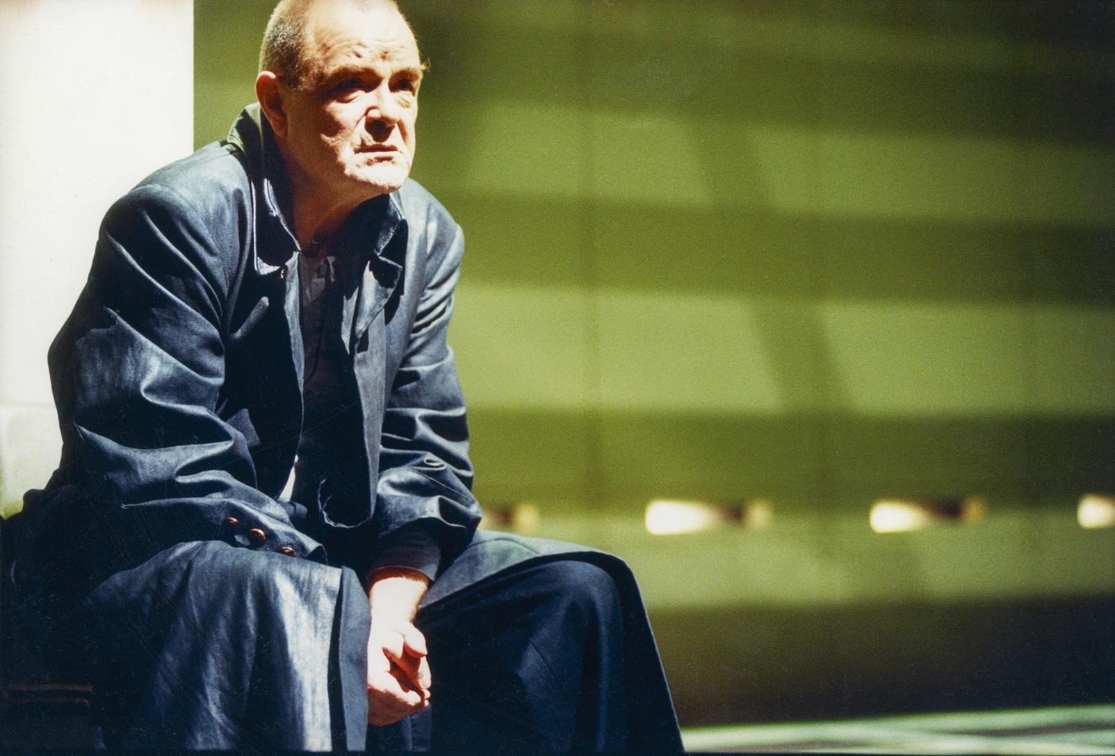 „Hingabe ja, Preisgabe nie.“ Dieter Mann in „Wallenstein“ am Staatstheater Dresden 1999. Foto HL Böhme