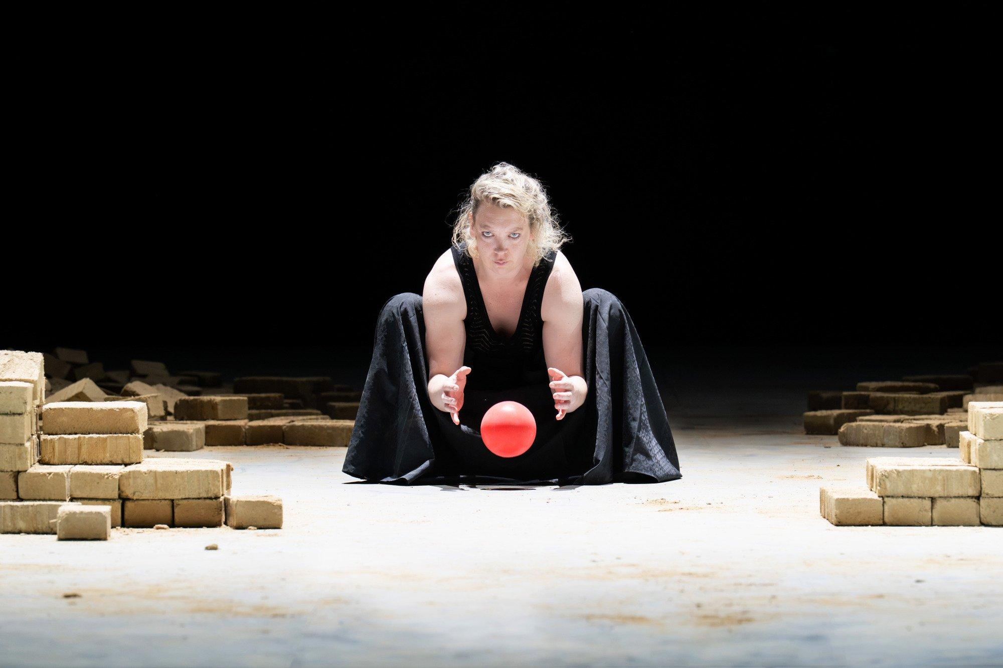Lina Beckmann in „FREMDE SONNE II: Medea in Korinth“ nach Roland Schimmelpfennig am Schauspielhaus Hamburg, Regie Karin Beier.