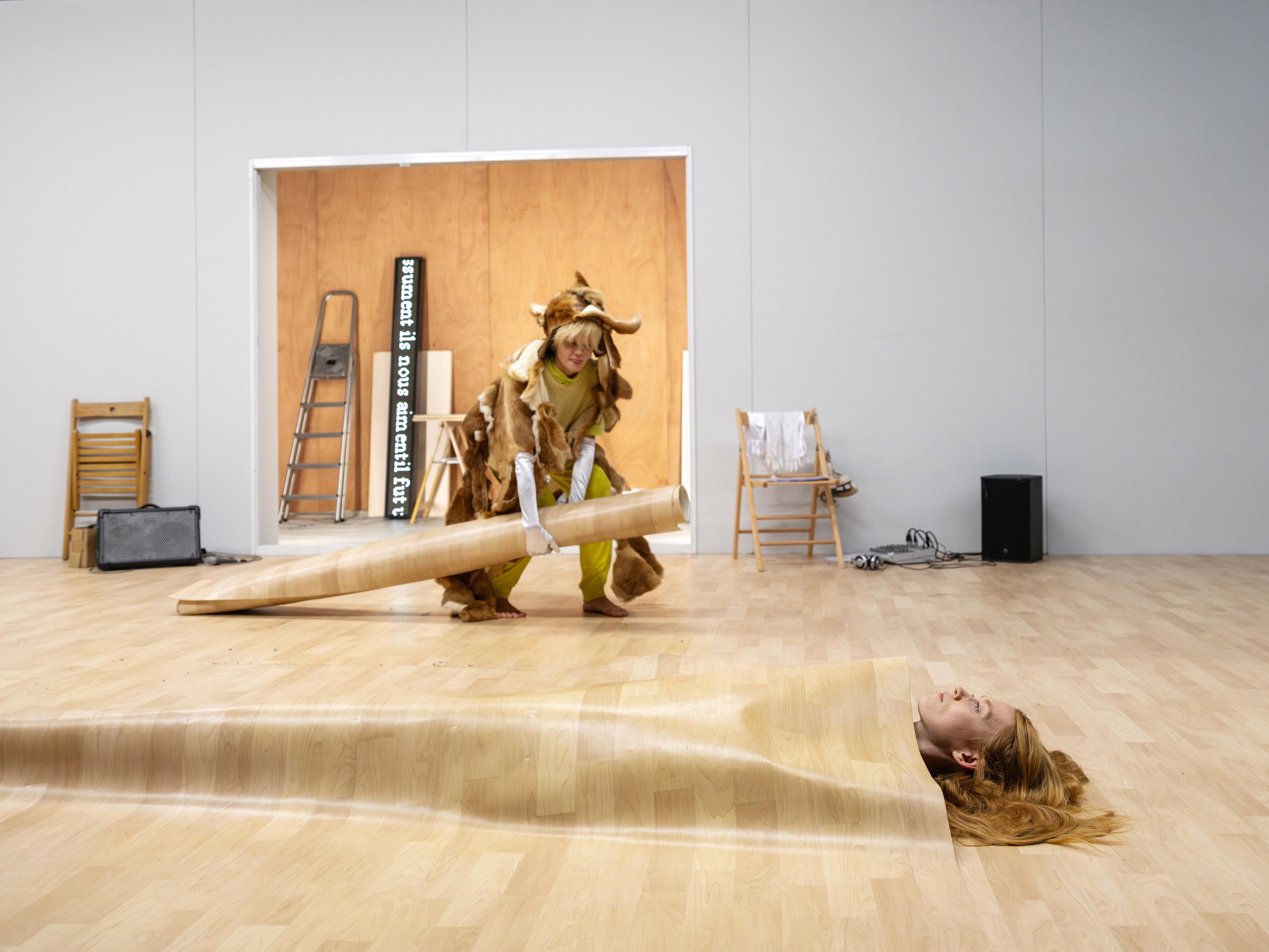 Mit „Le Paradoxe de John“ erzählen Laura Vazquez und Philippe Quesne am HAU von einer Liebe zur Eigensinnigkeit, eigentümlichen Vliesgestalten und der Praxis einer ästhetischen Haltung zur Welt.