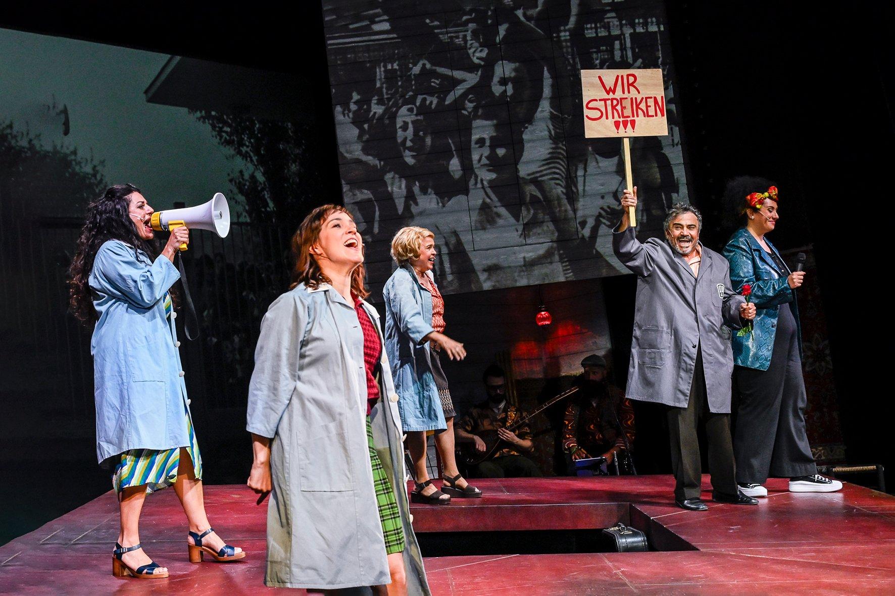 Murat Yeginers „Optimistinnen“-Adaption macht die Geschichte der ersten Gastarbeiterinnen sichtbar – musikalisch, humorvoll und politisch eindringlich.. Foto Tobias Metz