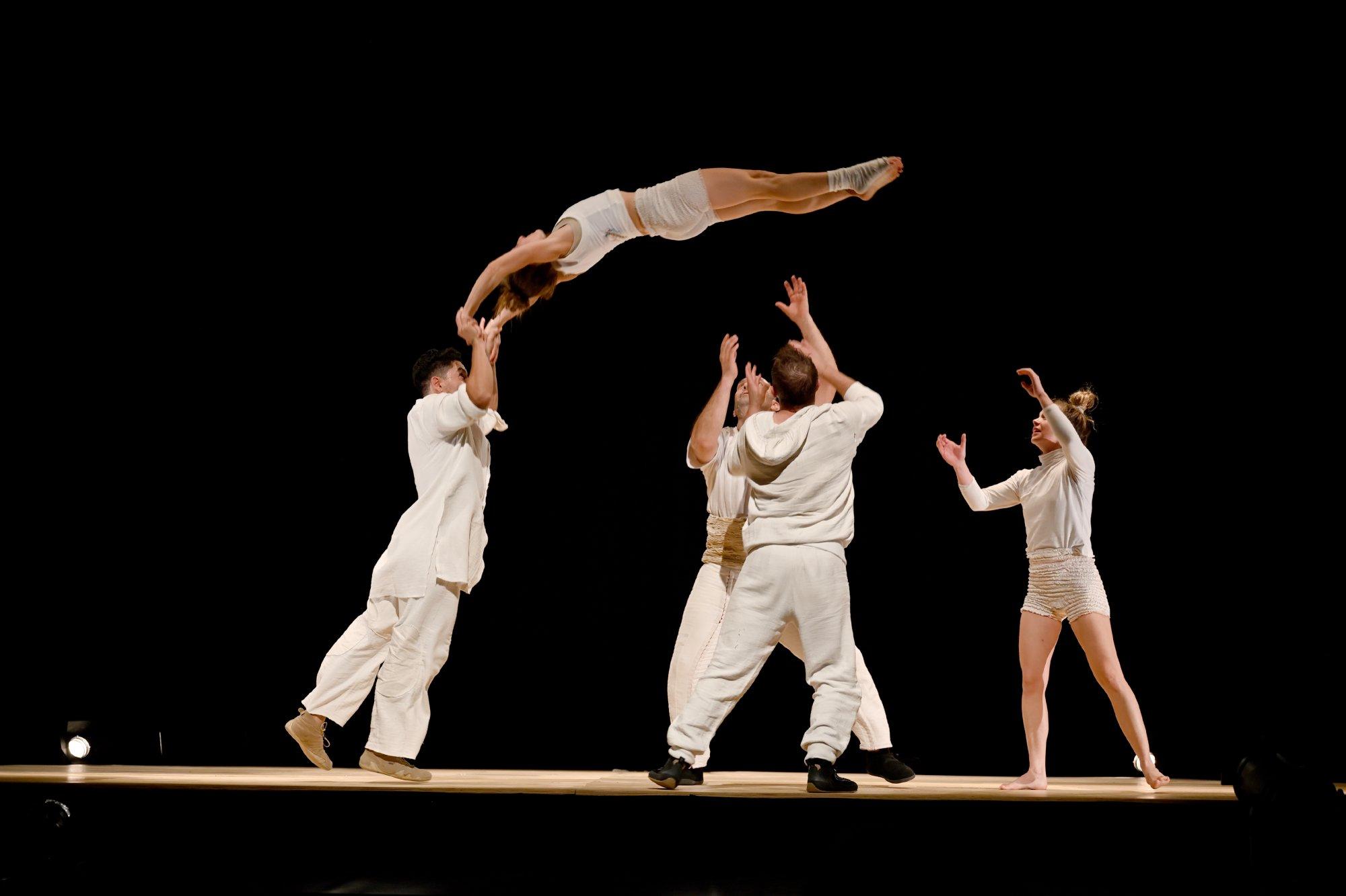Mit kraftvoller Akrobatik beleuchtet die katalanische Compañía de circo „eia“ Beziehungen zwischen Menschen.