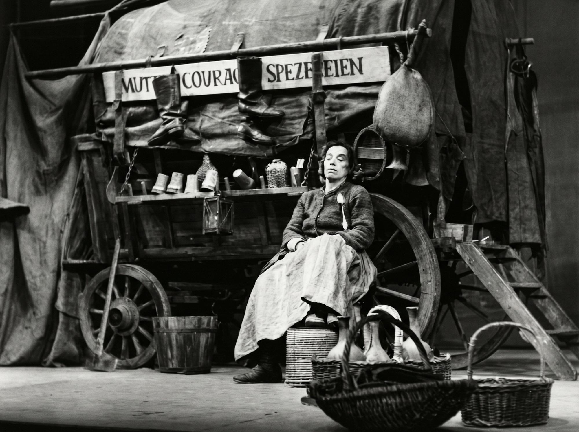 Szenenfoto: BERLIN (Deutsches Theater 1949): ,Muller Courage und ihre Kinder'. Eine Chronik aus dem Dreißigjährigen Kriege von Bertolt Brecht. Musik: Paul Dessau; Regie: Erich Engel und B. Brecht; Bühnenbilder: H. Kilger. Helene Weigel als Muller Courage.