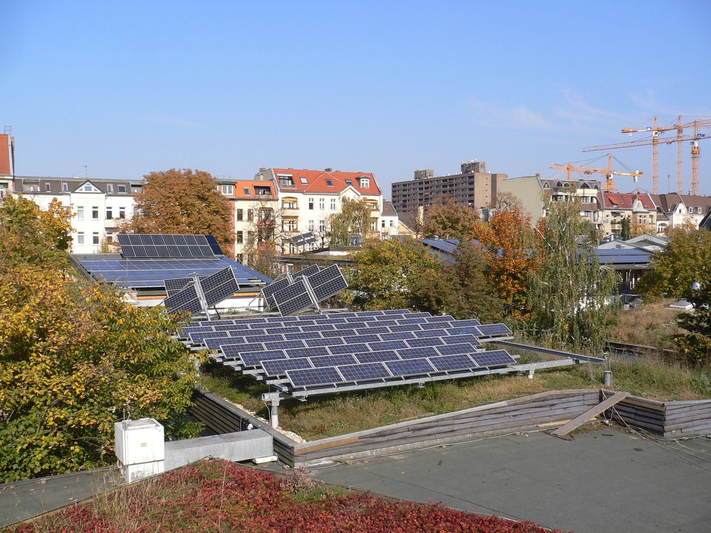 Berlin-Tempelhof, Deutschland – Photovoltaik-Anlagen und Grün auf dem Gelände der ufaFabrik