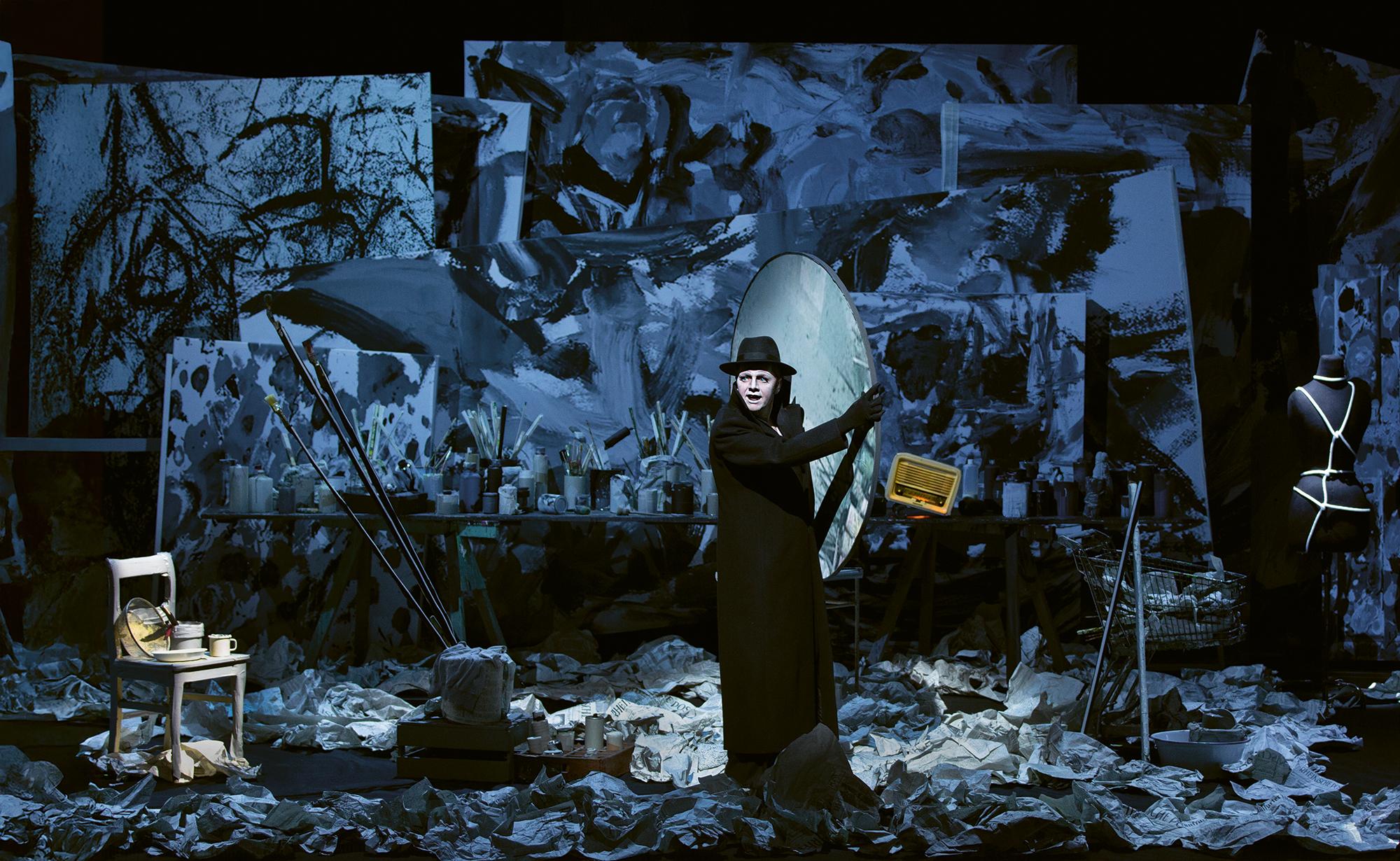 Christian Friedel in „Dorian“ — Text von Darryl Pinckney nach Motiven von Oscar Wilde — Schauspielhaus Düsseldorf in Koproduktion mit dem National Kaunas Drama Theatre und dem Staatsschauspiel Dresden — Konzept, Regie, Bühne, Licht: Robert Wilson