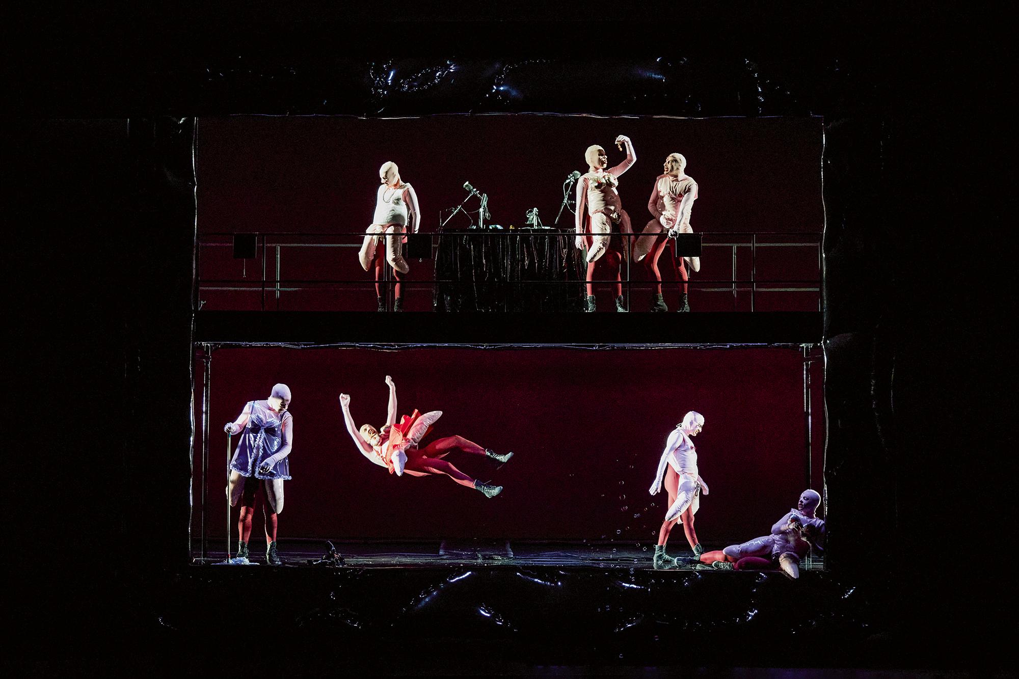 „Übergewicht unwichtig, Unform“ von Werner Schwab in der Regie von Rieke Süßkow am Staatstheater Nürnberg