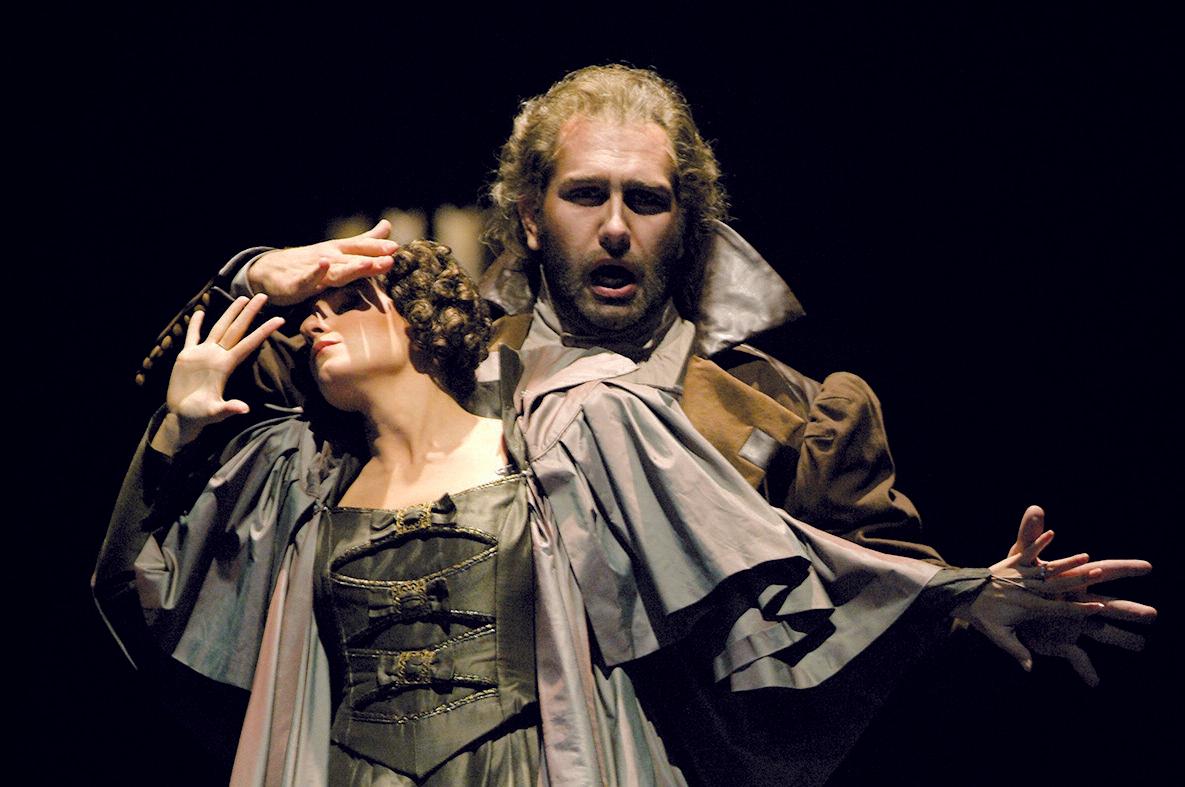Abbildung 24: Oberto. Inszenierung: Pier’Alli. Francesca Sassu (Leonora), Giovanni Battista Parodi (Oberto). Teatro Verdi Busseto 2007. Foto: Roberto Ricci/Teatro Regio di Parma