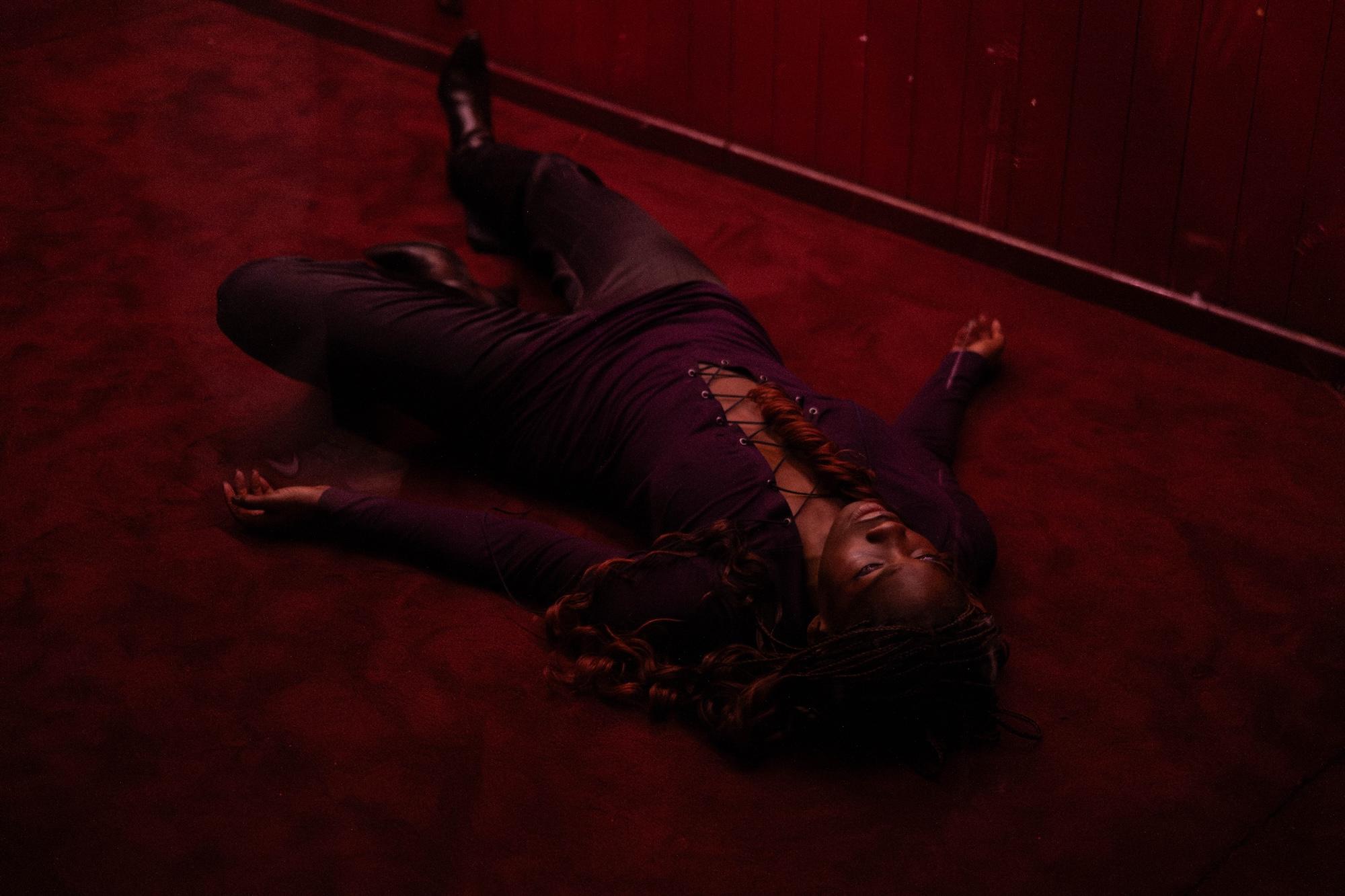 Feministische Erzählung oder toxische Liebesgeschichte? „Die Legende von Paul und Paula“ nach der Filmerzählung von Ulrich Plenzdorf in der Regie von Murat Dikenci am Maxim Gorki Theater Berlin.