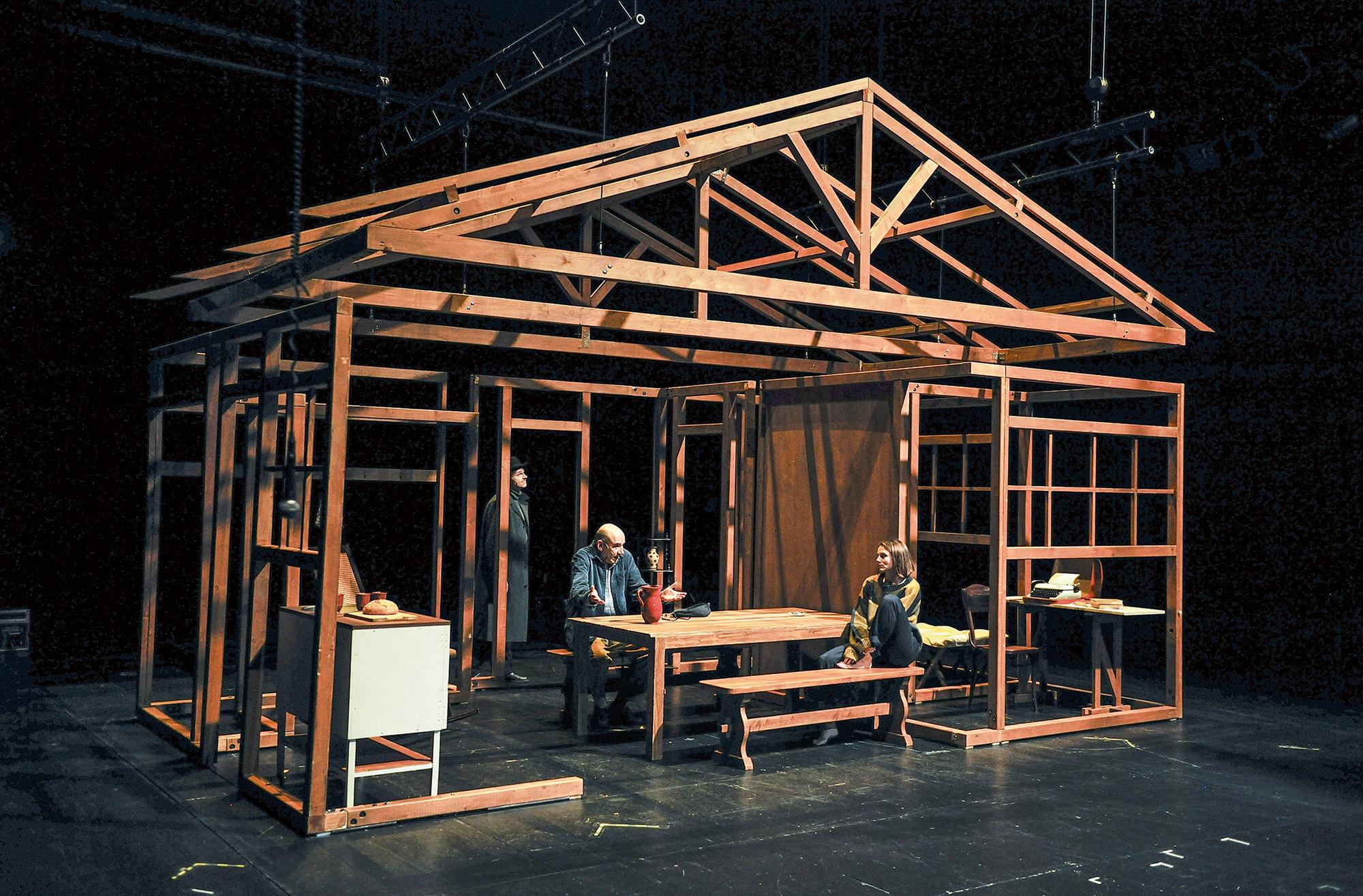 Thomas Eise, Moritz Dürr und Henriette Hölzel in „Mutmassungen über Jakob“, Regie Camille Dagen