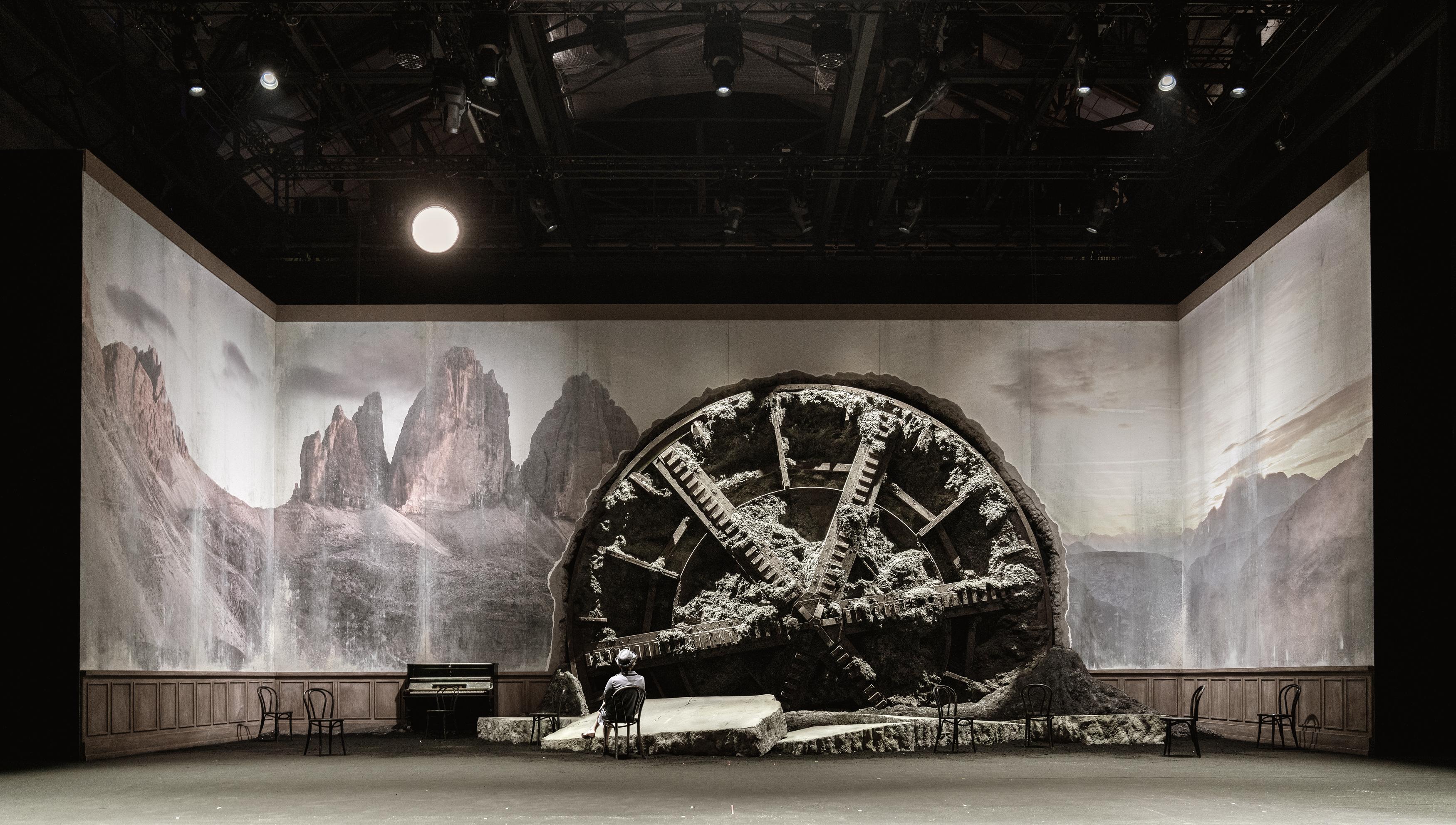 „Das weite Land“ von Arthur Schnitzler in der Regie von Barbara Frey, Koproduktion zwischen Ruhrtriennale und Akademietheater Wien, 2022. Bühne von Martin Zehetgruber