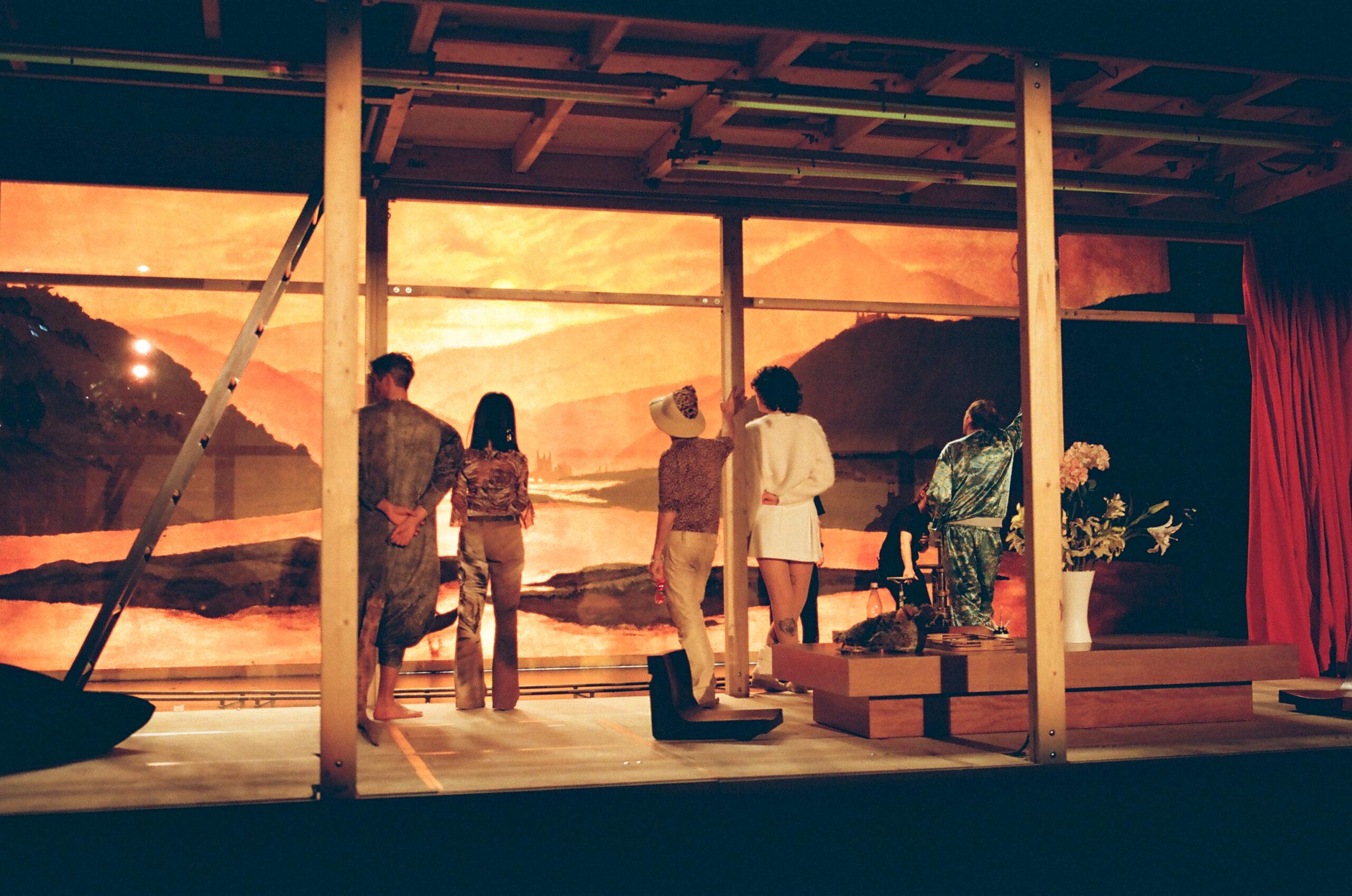 Franz Beil, Kathrin Angerer, Martin Wuttke, Rosa Lembeck und Milan Peschel in „Der Schnittchenkauf“ von René Pollesch. Foto Apollonia T. Bitzan