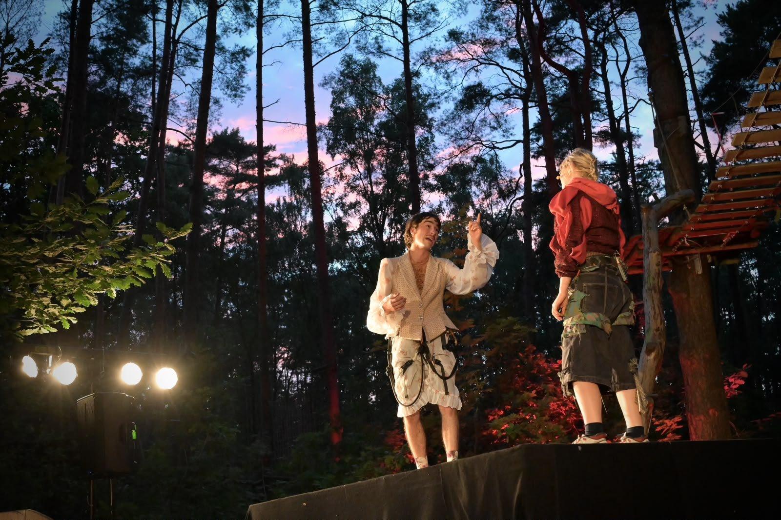 Claudia Geisler und Thomas Bading inszenieren Shakespeares „Sturm“ im Kletterwald der Schorfheide als ebenso pfiffiges wie effektvolles Sommertheater.