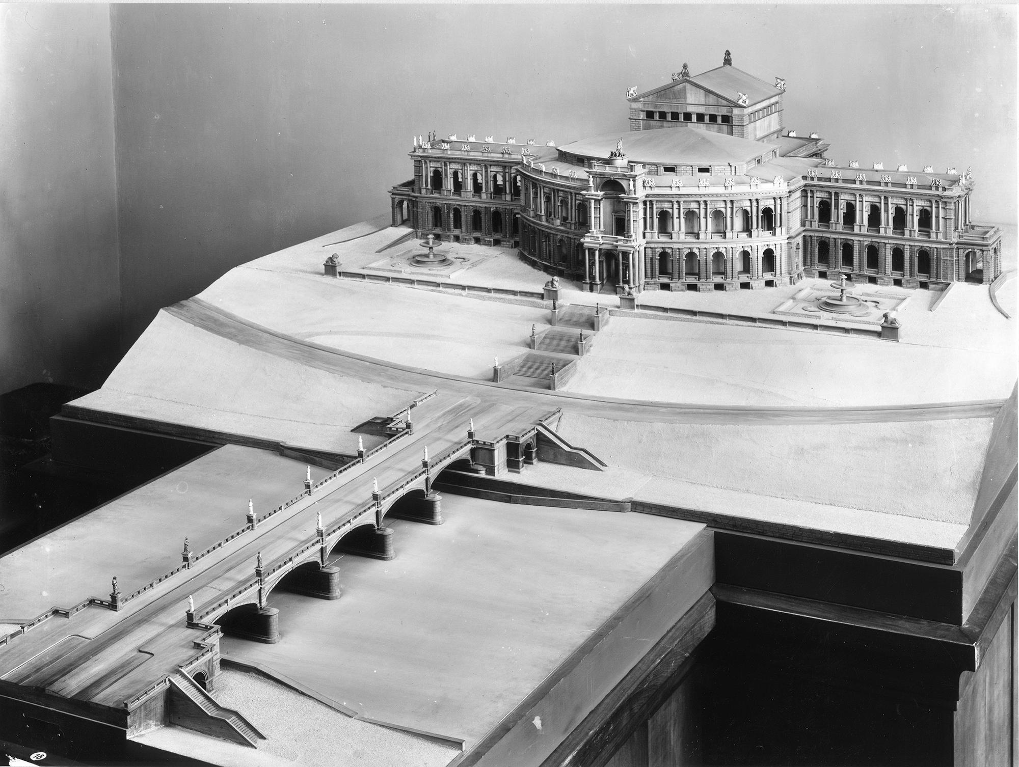 Der Prachtbau ist in exponierter Lage als monumentaler Abschluss der durch einen Brückenneubau verlängerten Brienner Straße gedacht, was dieses Modell des geplanten Richard-Wagner-Festspielhauses veranschaulicht.