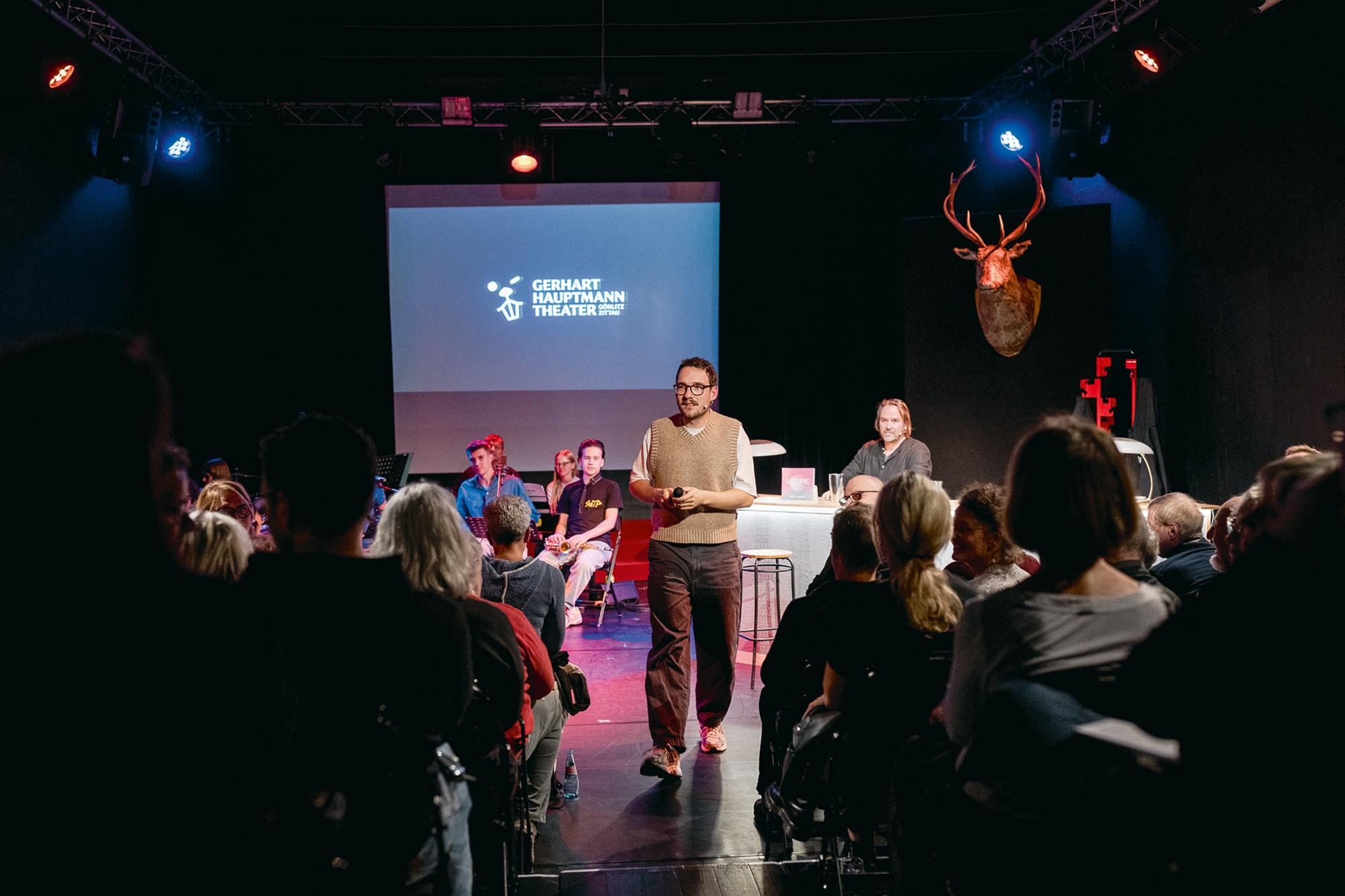 Lukas Rietzschel bei der Veranstaltung „Rietzschels Utopien – Die ziemlich andere Talkshow im Apollo“ am Gerhart-Hauptmann-Theater Görlitz- Zittau