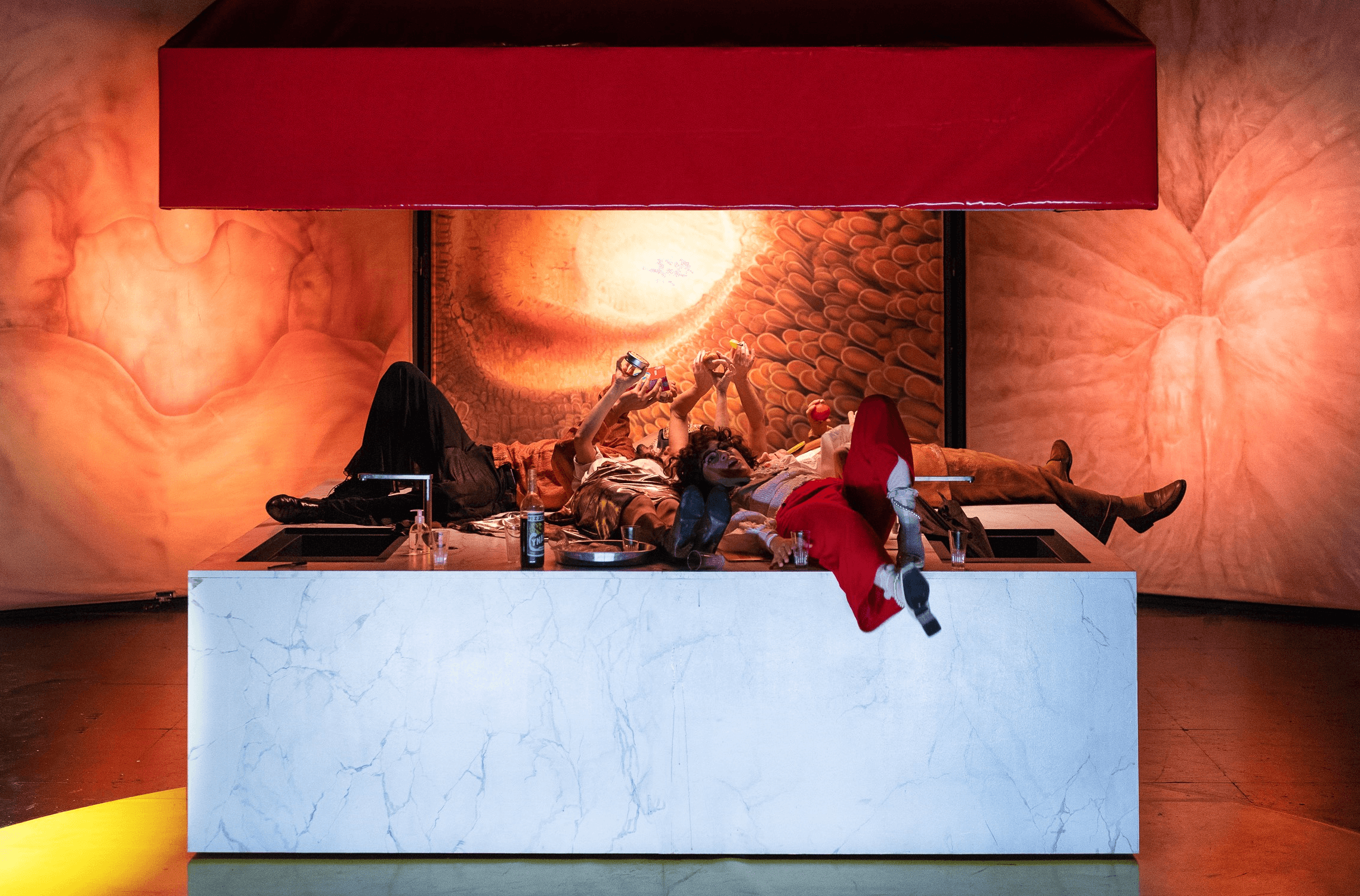 Das Ensemble von „Der kleine Snack“ von Nele Stuhler & Jan Koslowski in eigener Regie am Schauspiel Frankfurt. Foto Robert Schmittko