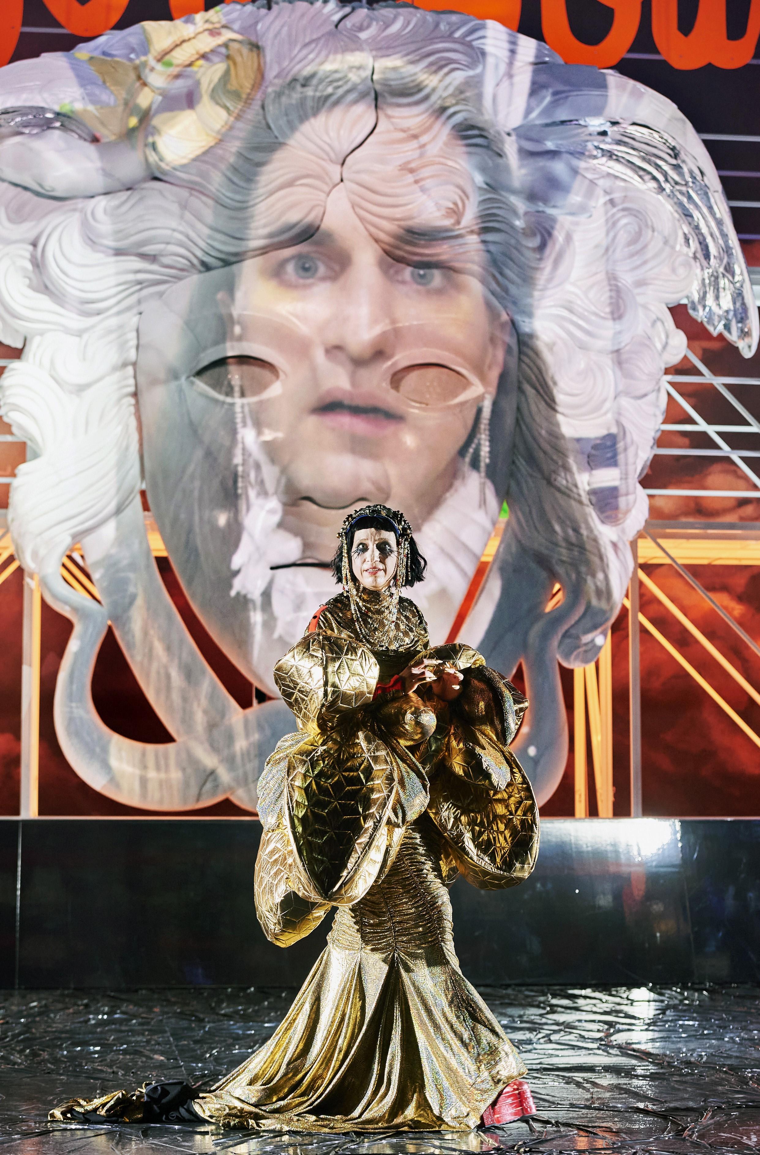 Therese Dörr als lokaste und Thomas Hauser als Ödipus in Thomas Köcks Tragödien-Überschreibung „Forecast:Ödipus“ am Schauspiel Stuttgart.