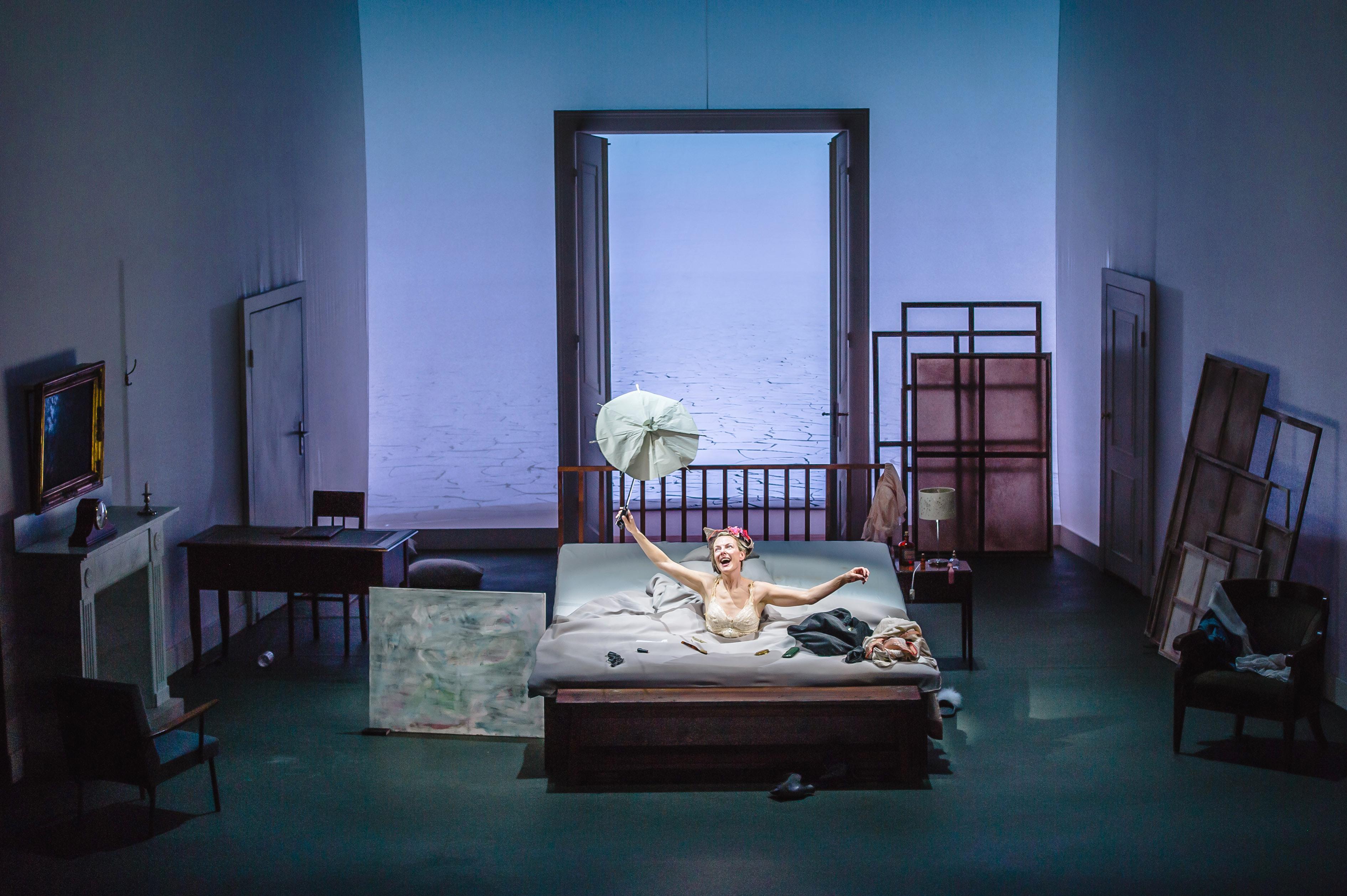 Anika Pages als Frau, die auf die immer gleichen Stereotype und Rollenbilder innerhalb ihrer Ehe zurückgeworfen wird.