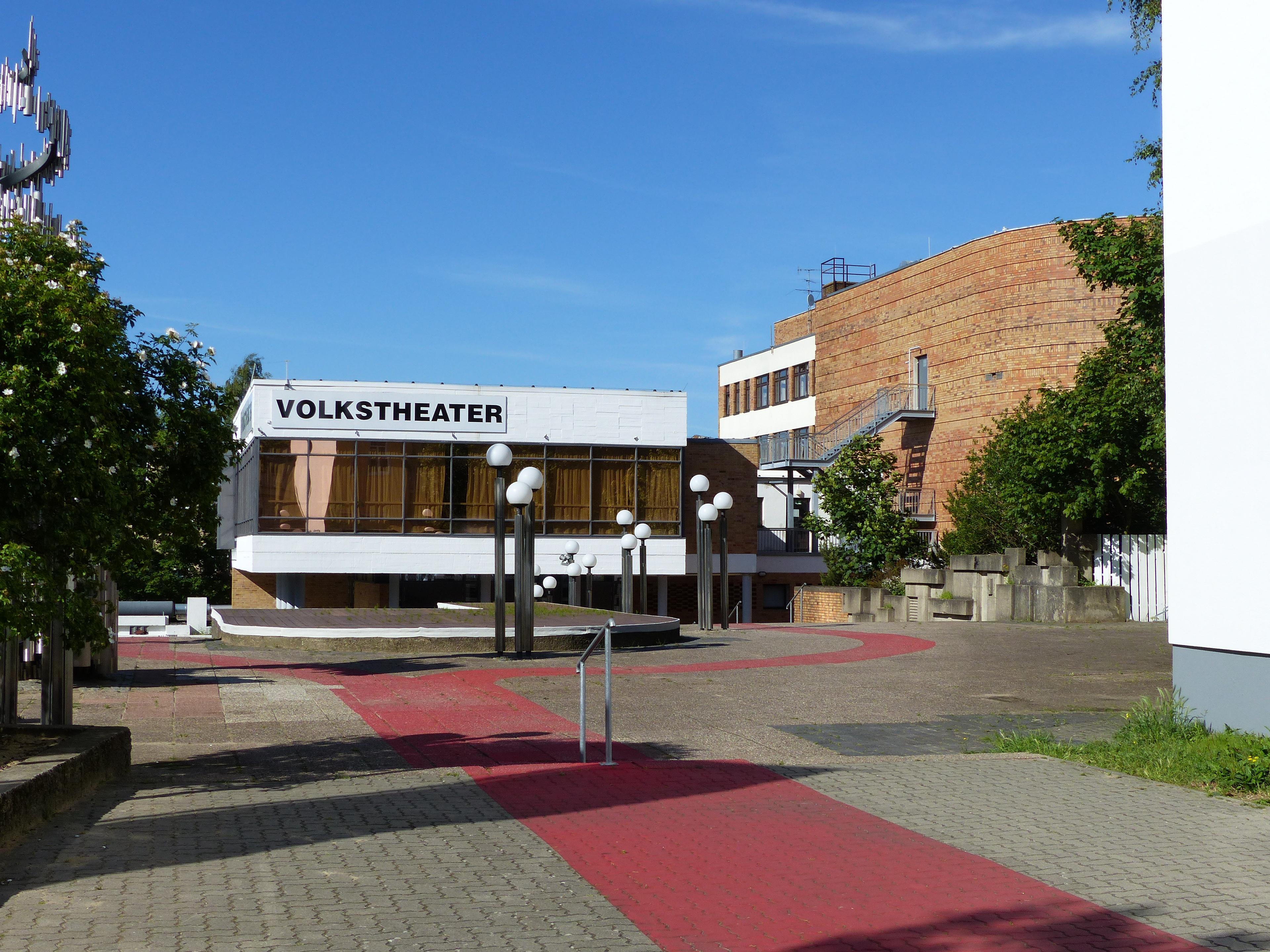 Eingangsbereich des Volkstheater Rostock, bei der Doberaner Straße