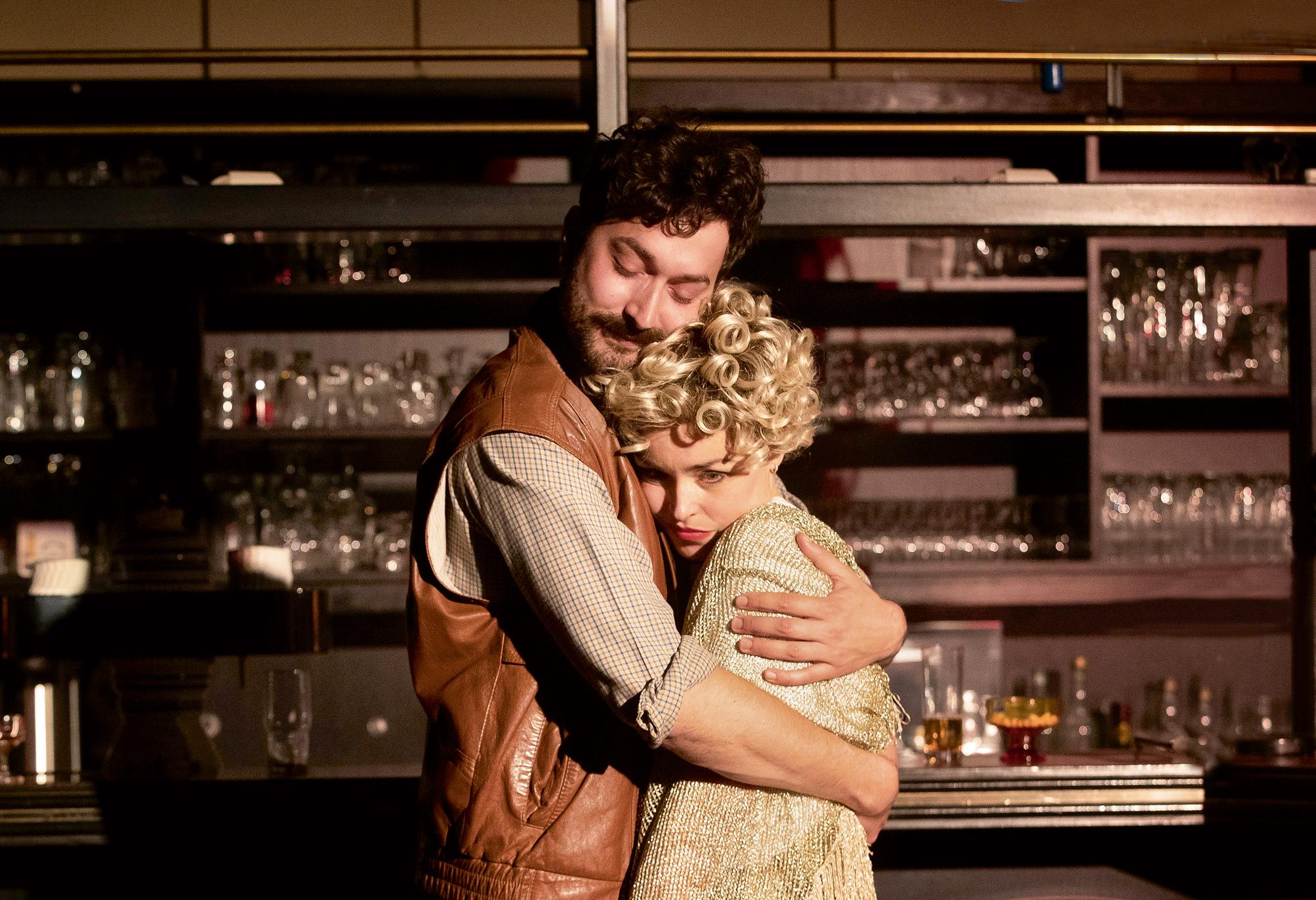 Auf der Suche nach sich selbst: Flavius Hölzemann und Julia Keiling in „Solo Sunny“ in der Regie von Sebastian Kreyer. Foto Silke Winkler