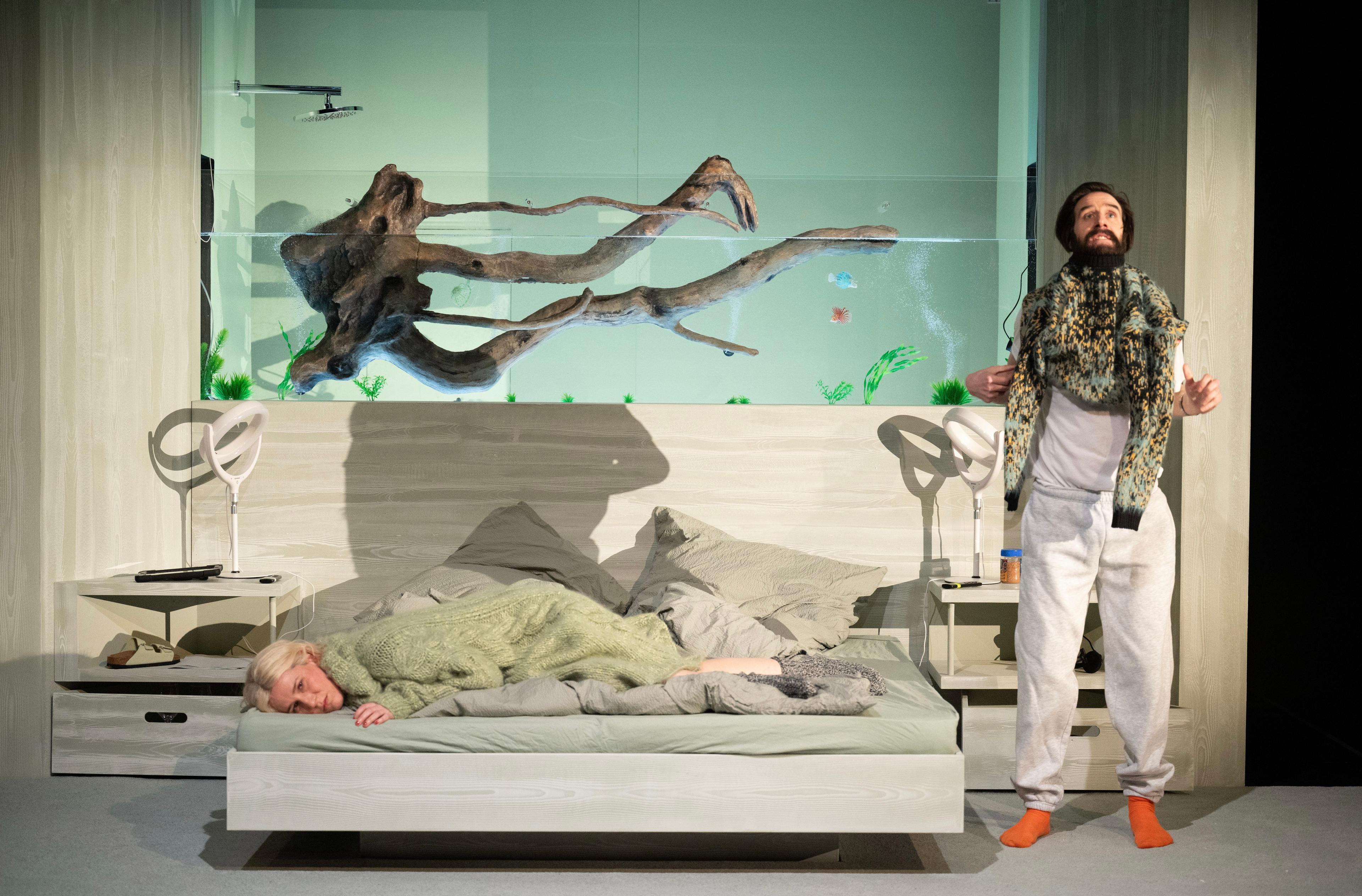 Katharina Hauter und Marco Massafra in „Die Erfindung“ von Clemens Setz in der Regie von Lukas Holzhausen am Schauspiel Stuttgart. Foto Björn Klein