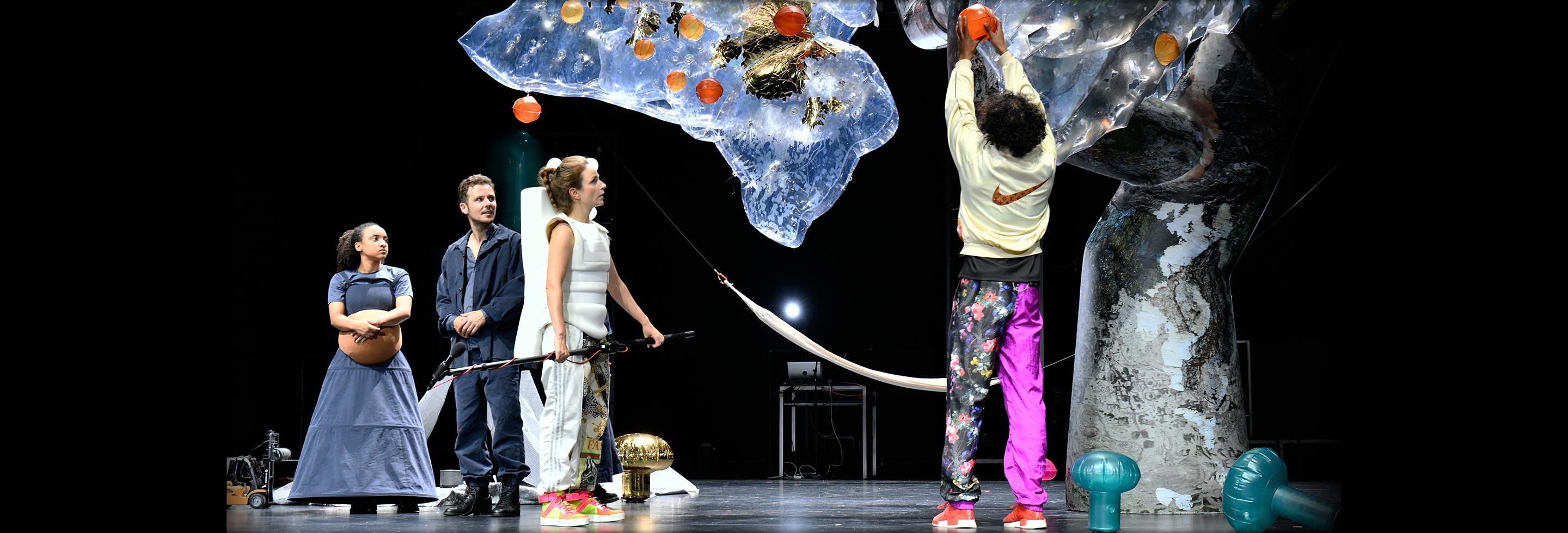 Man merkt, dass gerade ein Umschwung stattfindet“, sagt Nadège Kanku – hier (links) in „Früchte des Zorns“ 2019 am Schauspielhaus Zürich in der Regie von Christopher Rüping. Foto Zoé Aubry