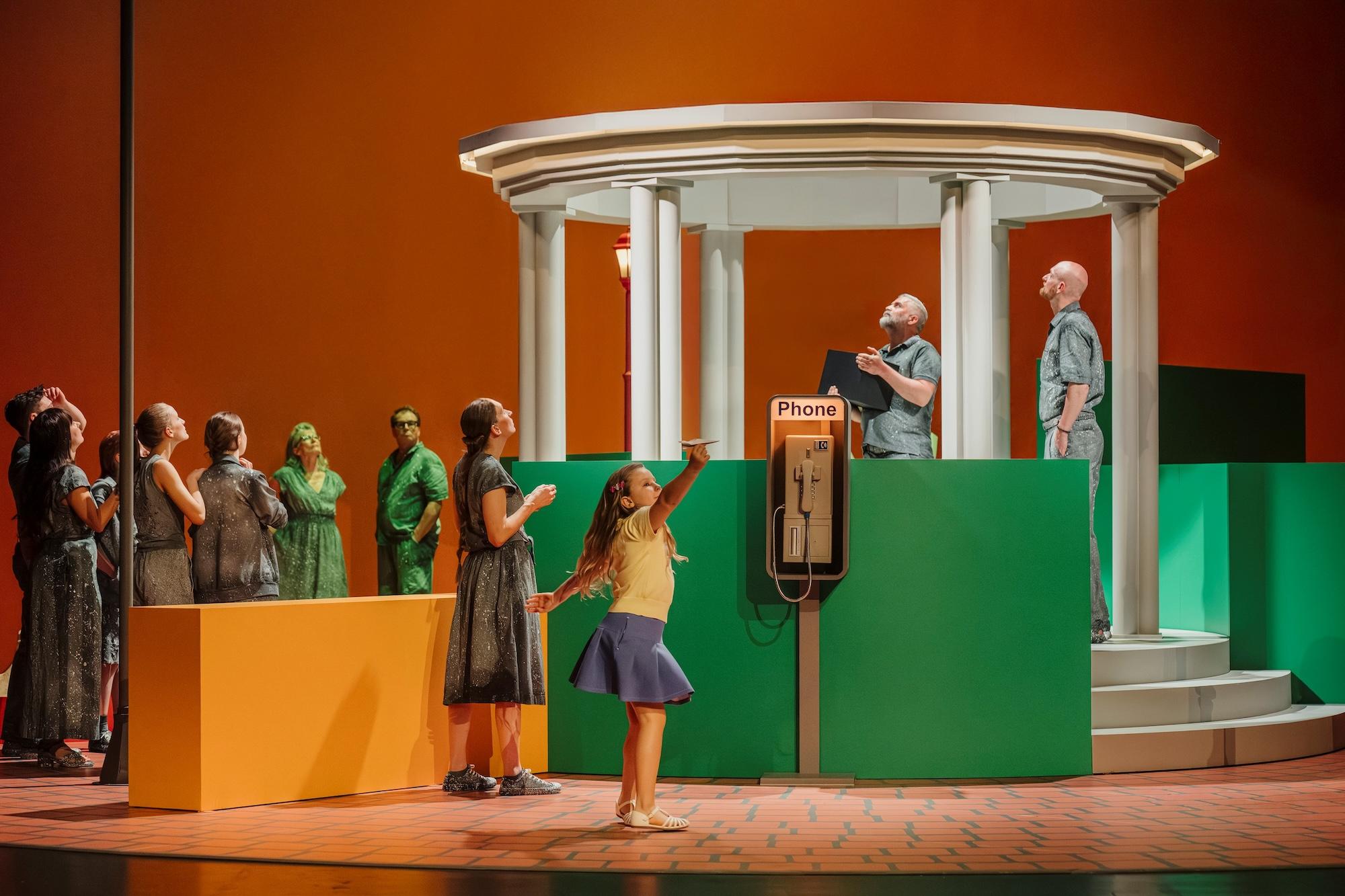 Ein gnadenloser und auf subtile Weise erschreckender Blick auf das Wesen des Menschen: „The Lottery“ von Shirley Jackson in der Regie von Marie Schleef am Schauspiel Essen.