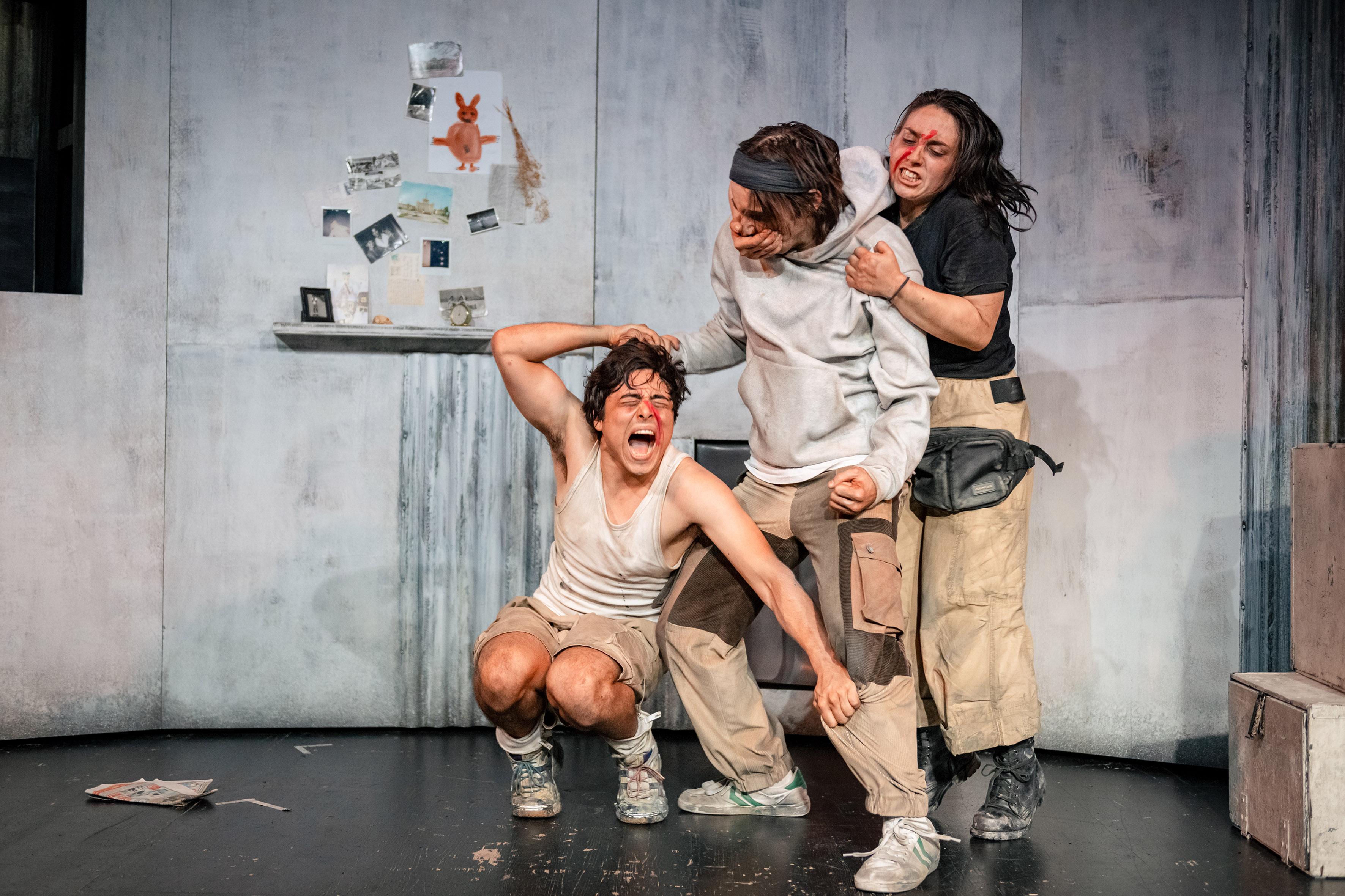 Wenn die Welt aus den Fugen gerät, wenn alles Bekannte verschwindet, wenn die Eltern plötzlich nicht mehr da sind: Woran können sich Kinder dann festhalten? "Zwischen den Dingen sind wir sicher" am Theater Chemnitz.