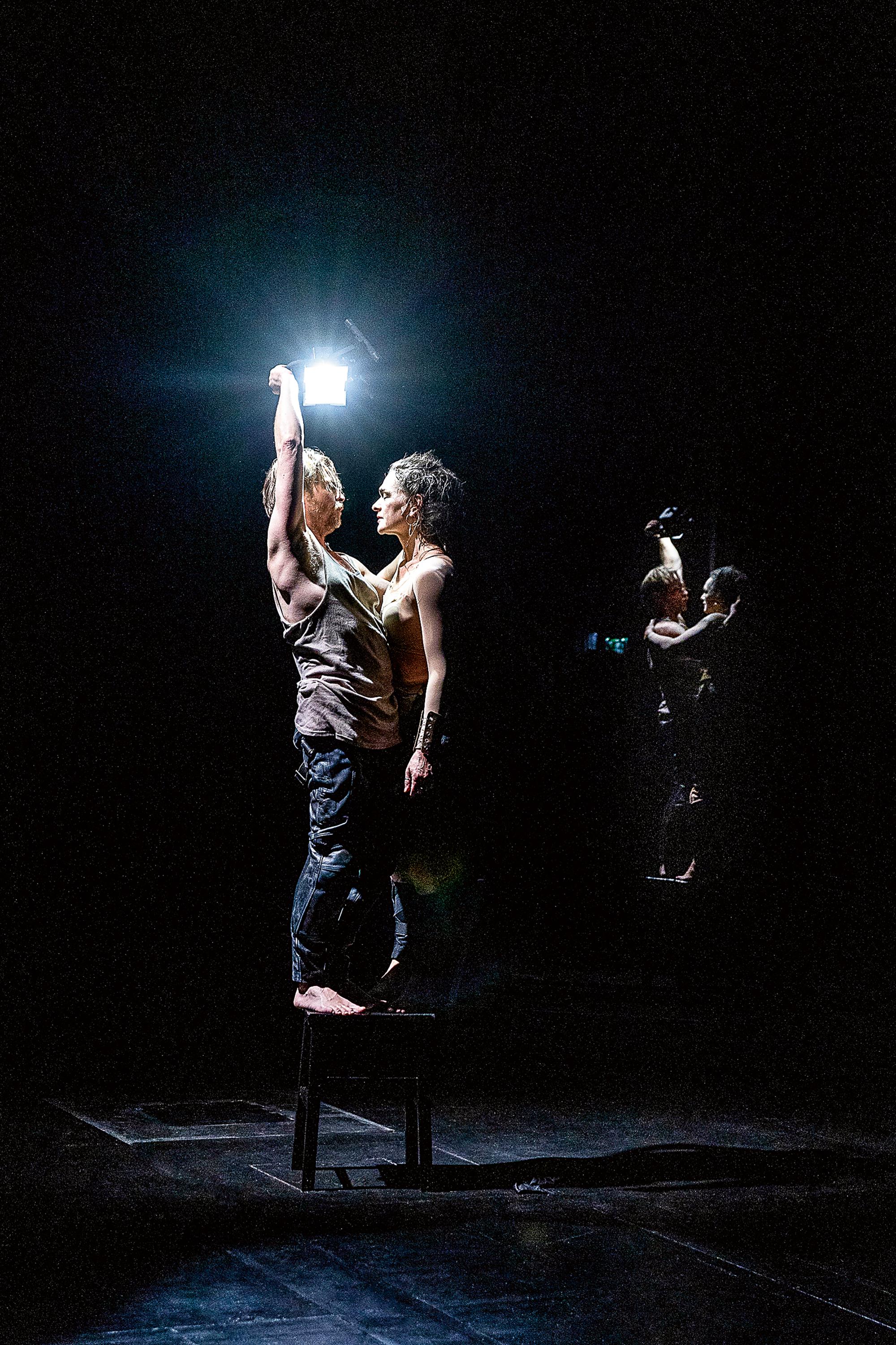 „Penthesilea: Ein Requiem“ von Nino Haratschwili in eigener Regie am Deutschen Theater Berlin: Manuel Harder (Achill) und Eka Nizharadze in der Titelrolle