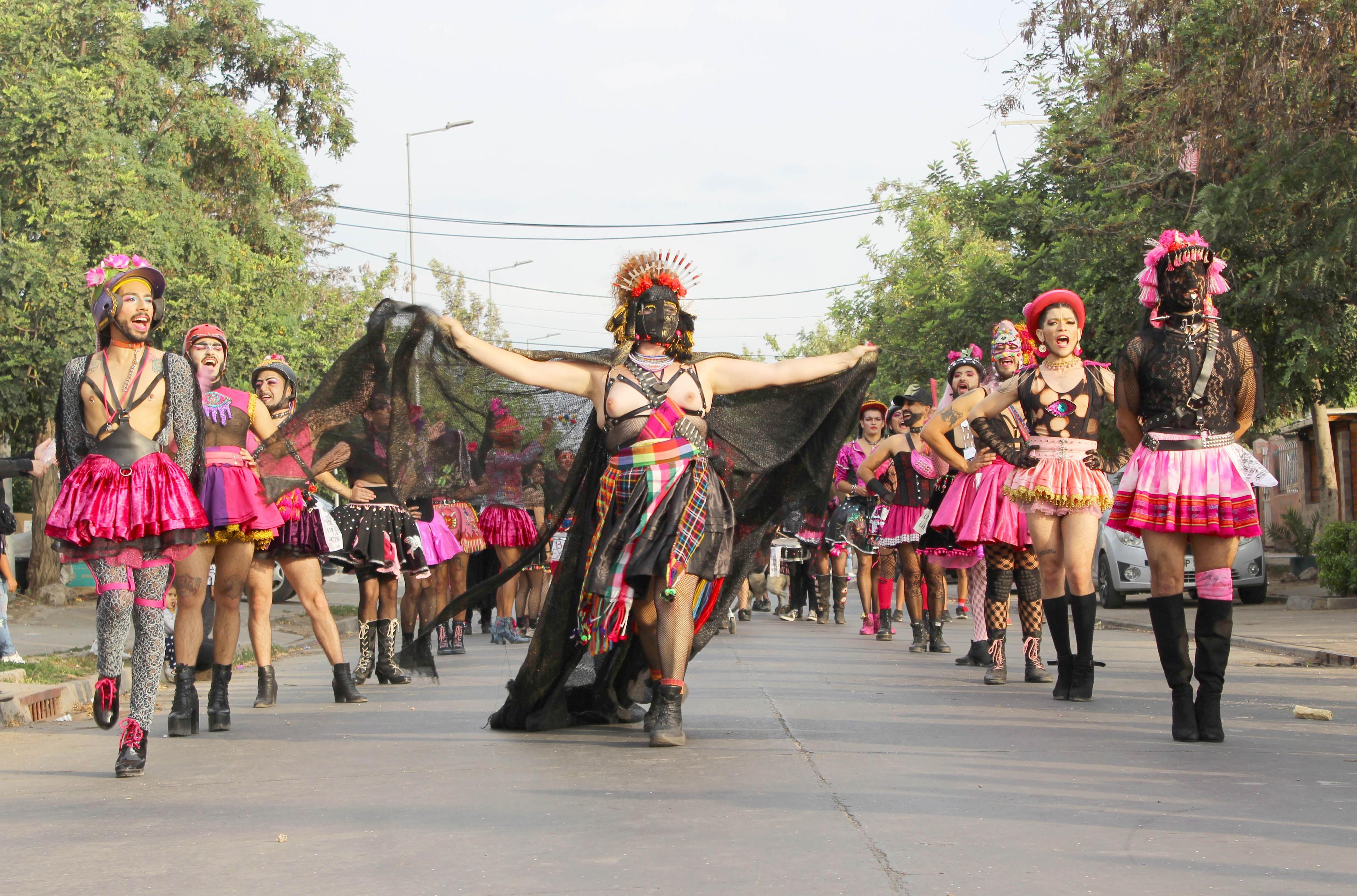 Performer:innen im Rahmen des Umzugs im Karneval de La Legua auf der Straße. Foto Ana Carolina Alba