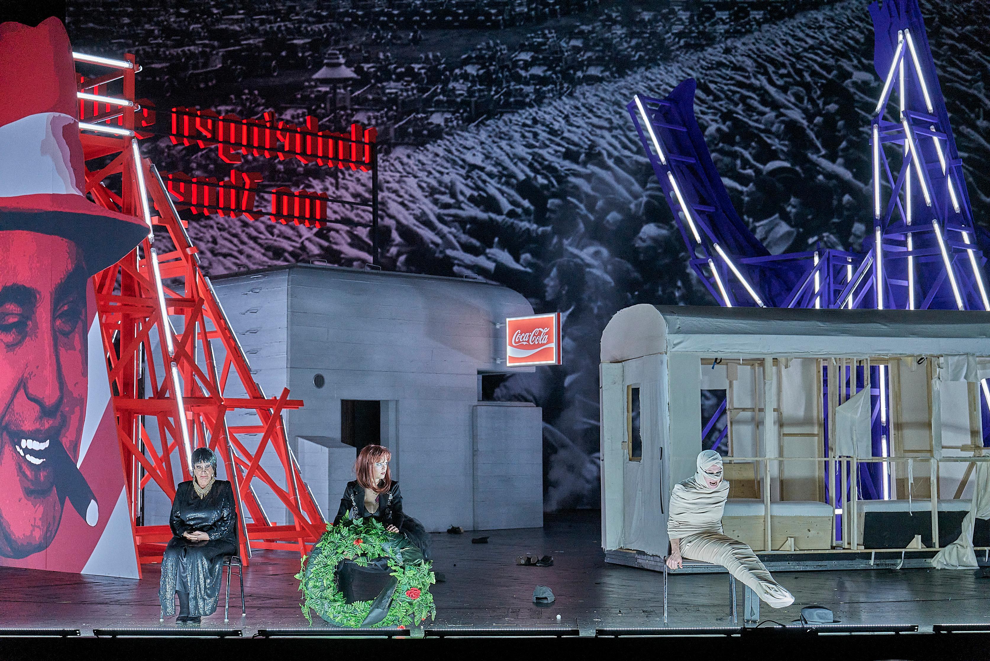 Inge Maux, Marie-Luise Stockinger, Birgit Minichmayr in „Heldenplatz“ in der Regie von Frank Castorf am Burgtheater Wien. Foto Matthias Horn
