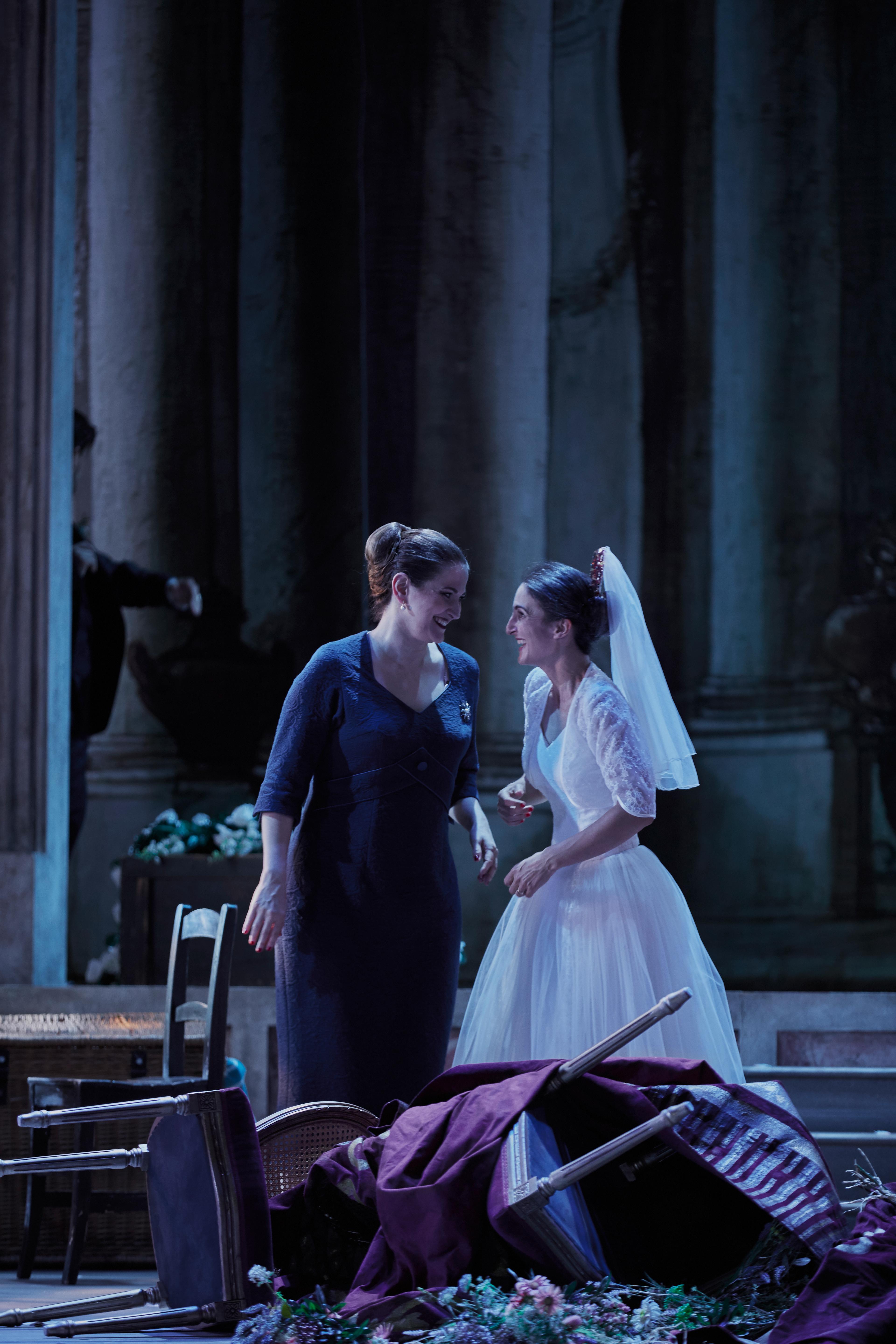 Ana Maria Labin als Gräfin Almaviva und Sophie Mitterhuber als Susanna in „Figaros Hochzeit“ am Gärtnerplatztheater in München.